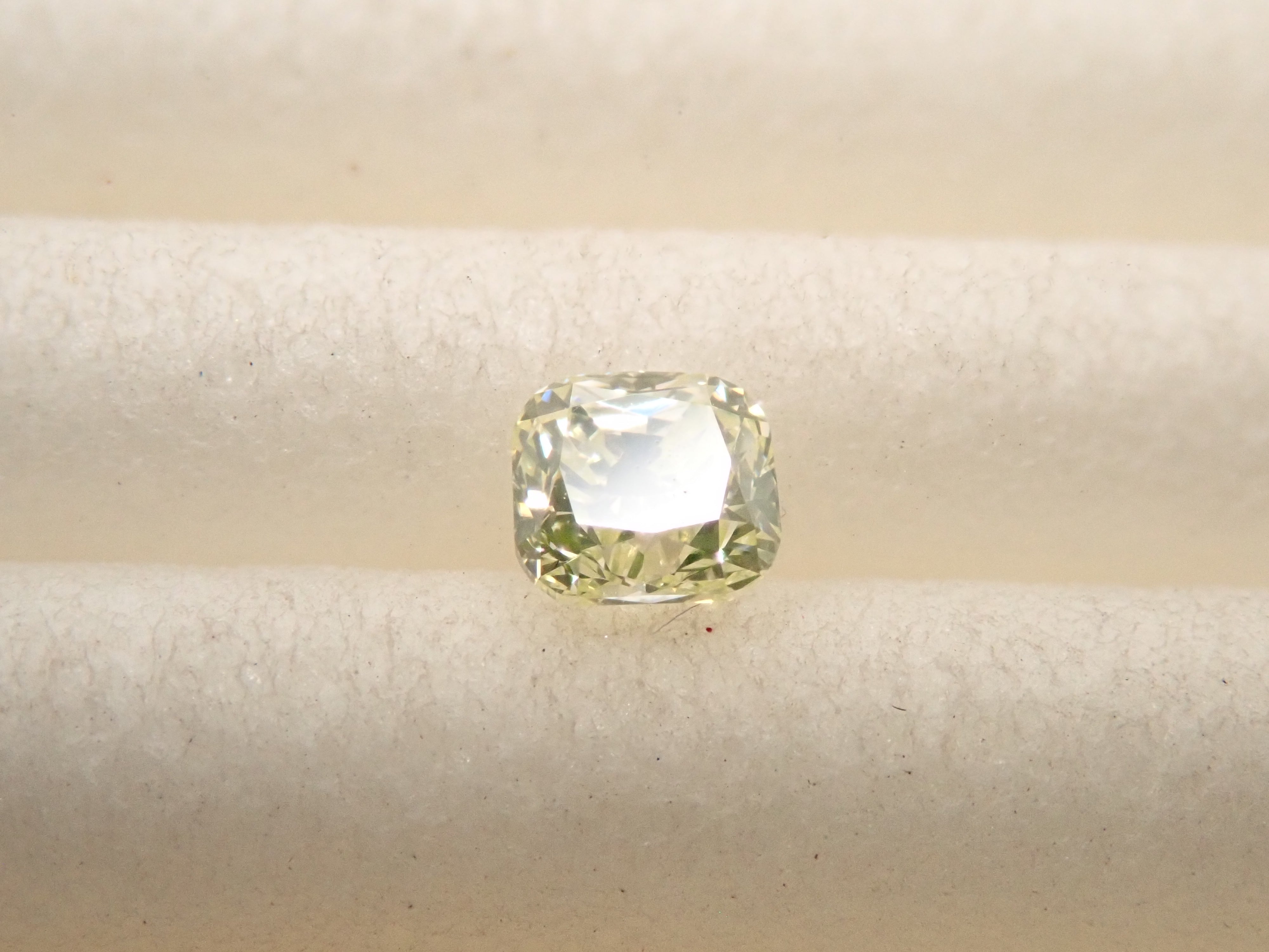 【32501945掲載】グリーンダイヤモンド 0.129ctルース(FANCY LIGHT YELLOW GREEN, VS2)