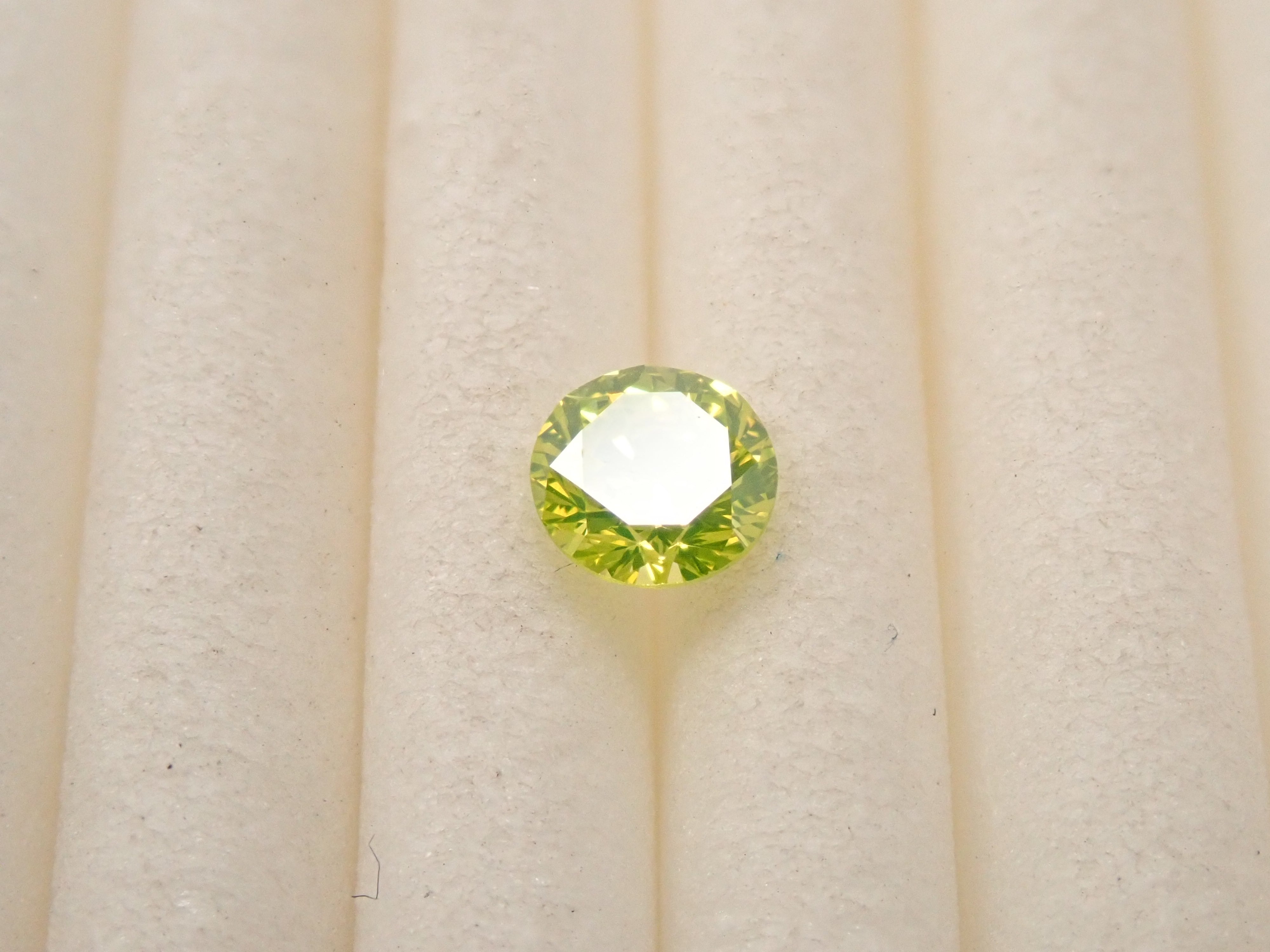 【32501953掲載】 グリーンダイヤモンド(トリートメント) 0.183ctルース(FANCY INTENSE YELLOW GREEN TREATED, VS1)