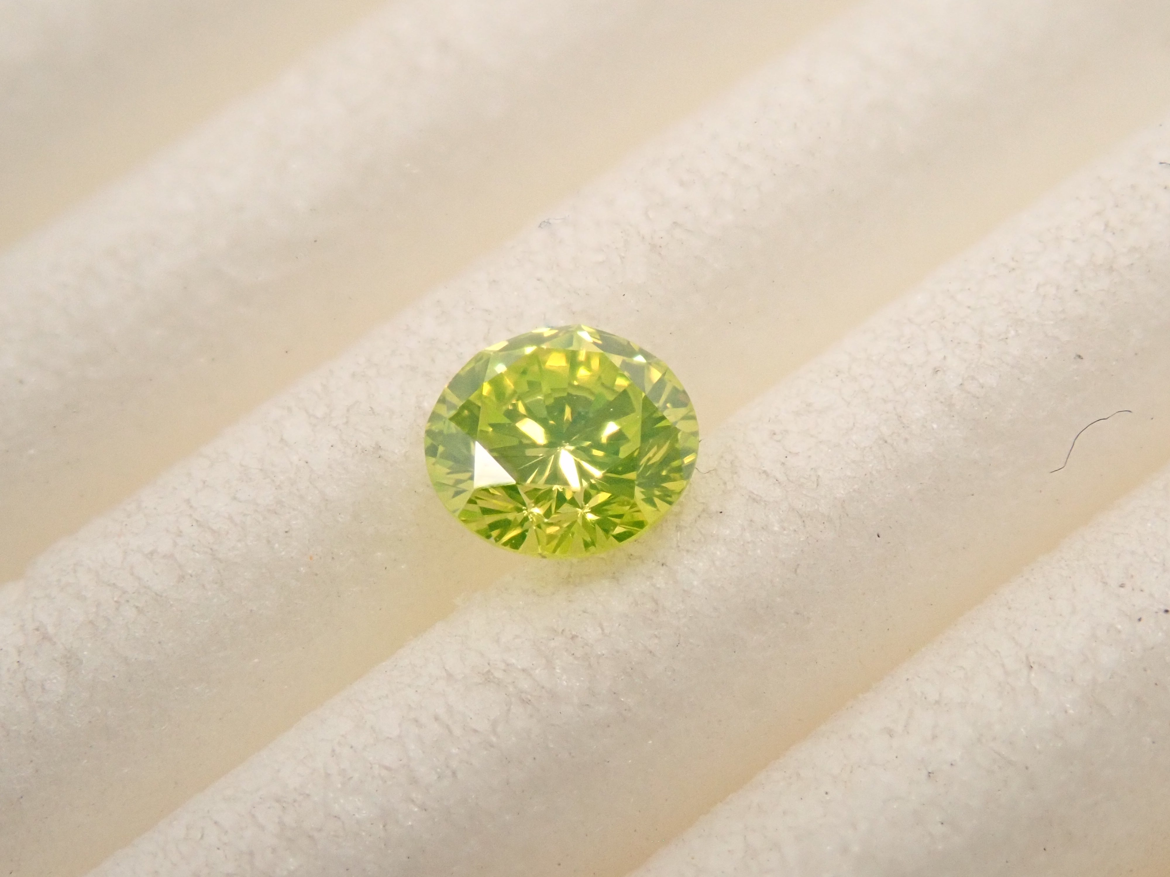【32501953掲載】 グリーンダイヤモンド(トリートメント) 0.183ctルース(FANCY INTENSE YELLOW GREEN TREATED, VS1)