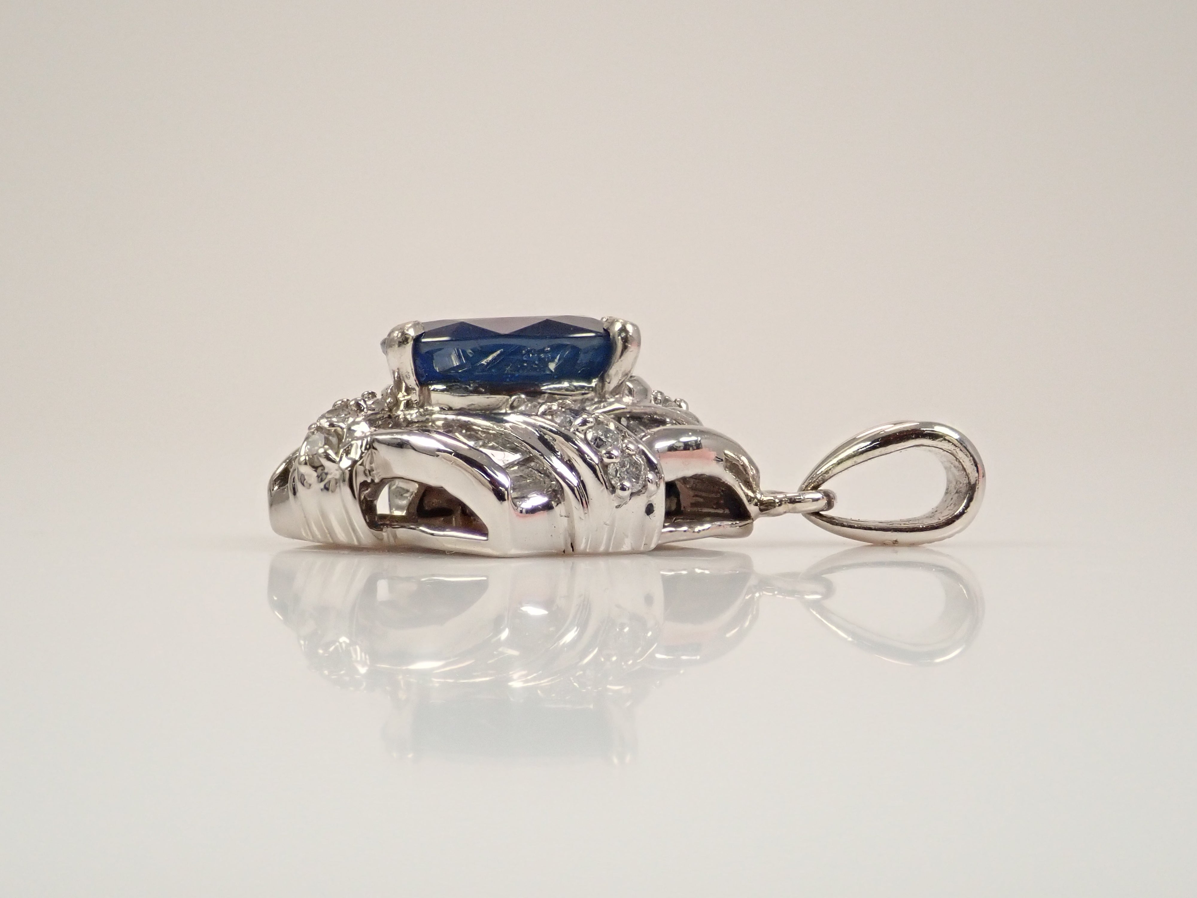 【7/8 22時販売】【カラフリ】Pt900 ブルーサファイア 2.67ct・ダイヤモンド0.75ctペンダントトップ(ネックレストップ)鑑別書