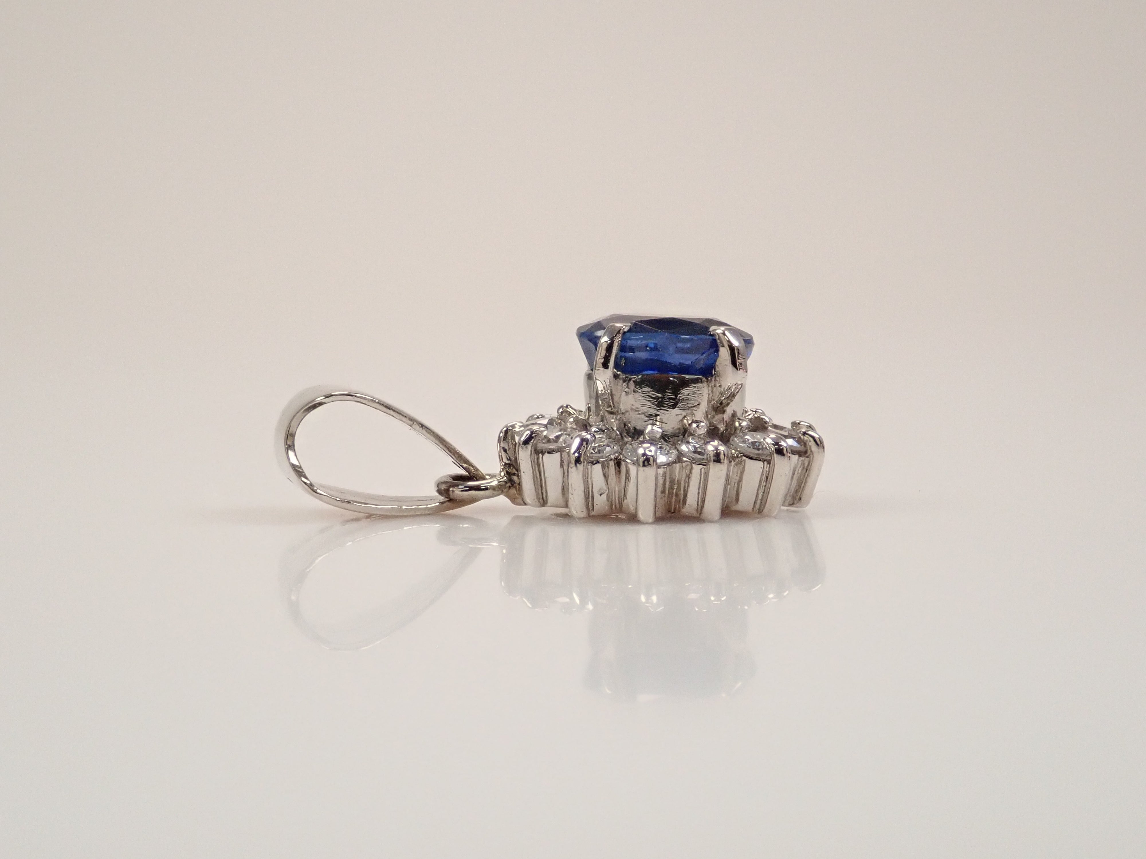 【7/8 22時販売】【カラフリ】Pt900 ブルーサファイア 0.52ct・ダイヤモンド0.19ctペンダントトップ(ネックレストップ)鑑別書