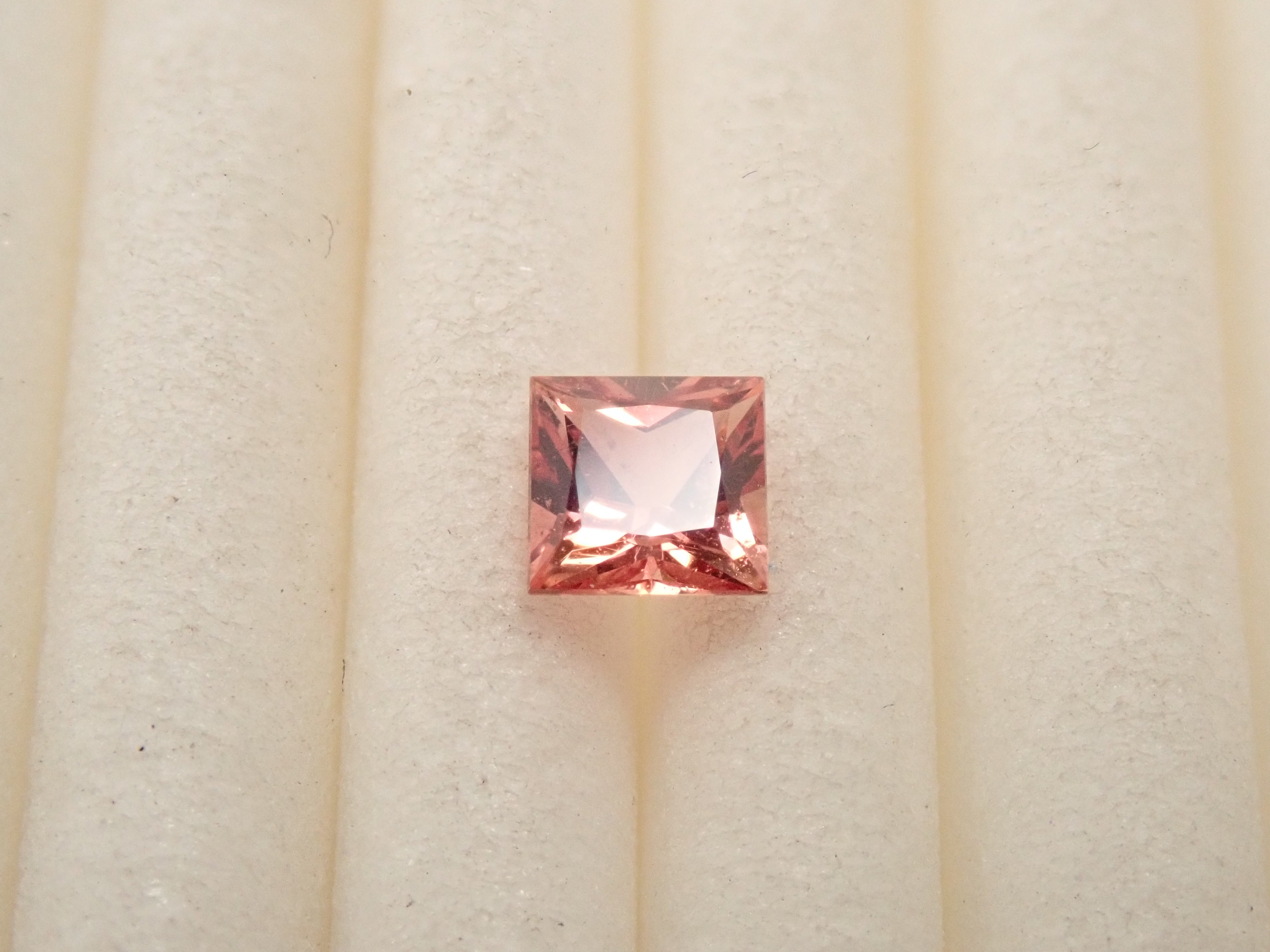 マダガスカル産パパラチアサファイア 3.4mm/0.252ctルース 中宝鑑