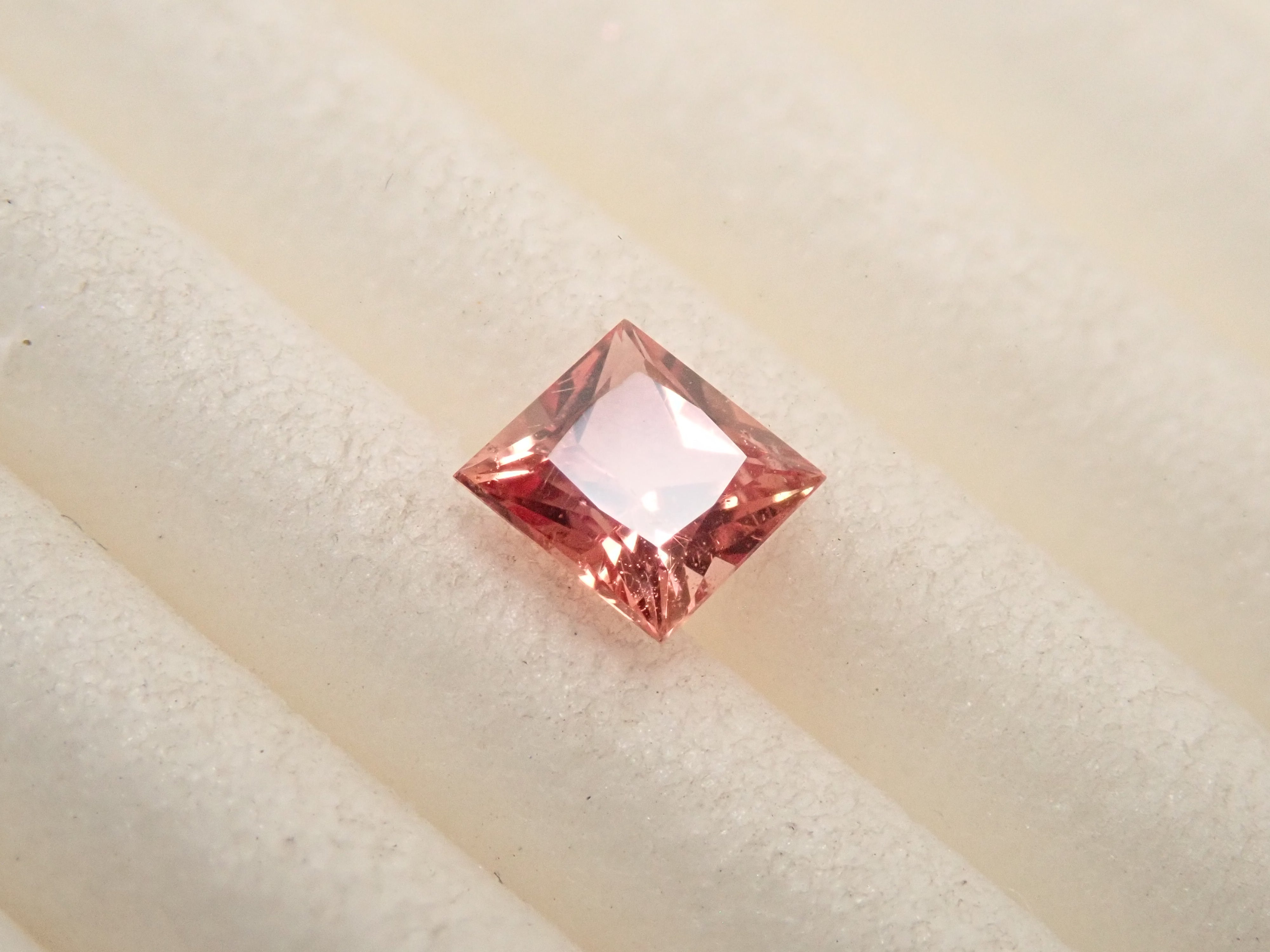 マダガスカル産パパラチアサファイア 3.4mm/0.252ctルース 中宝鑑