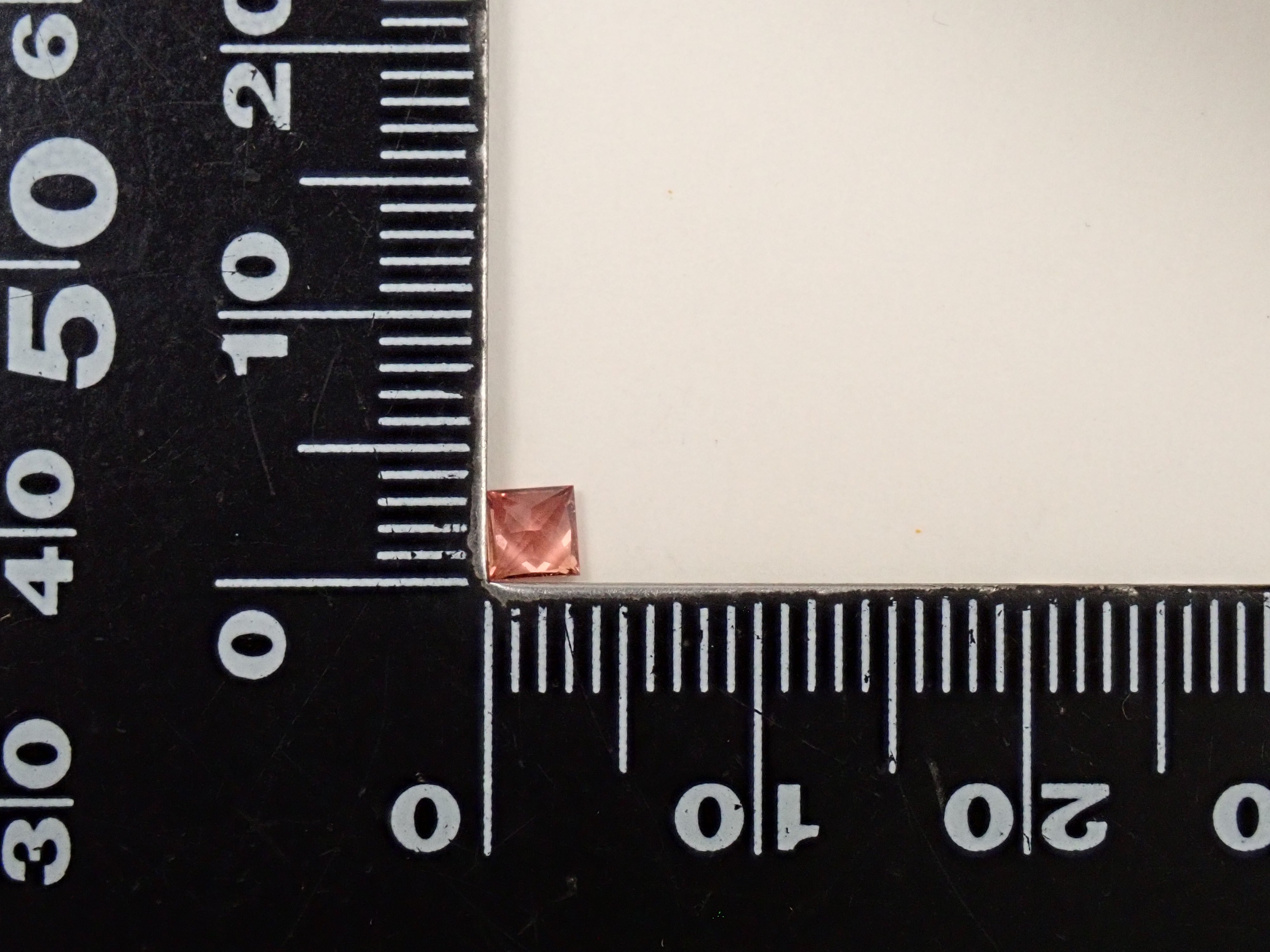 マダガスカル産パパラチアサファイア 3.4mm/0.252ctルース 中宝鑑