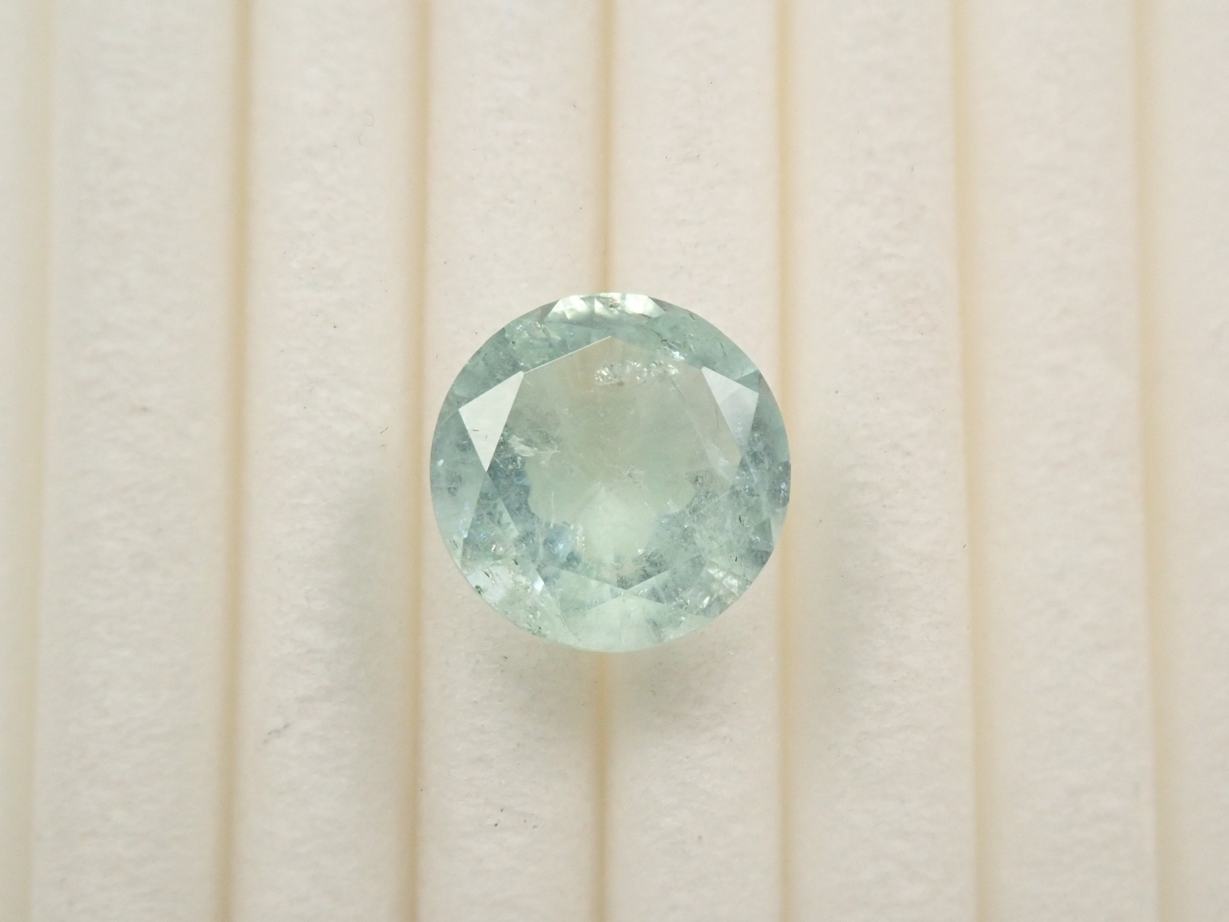 【クローバーインカット】コロンビア産ミントカラーエメラルド 8mm/1.576ct《コラボ》ルース ワッペン