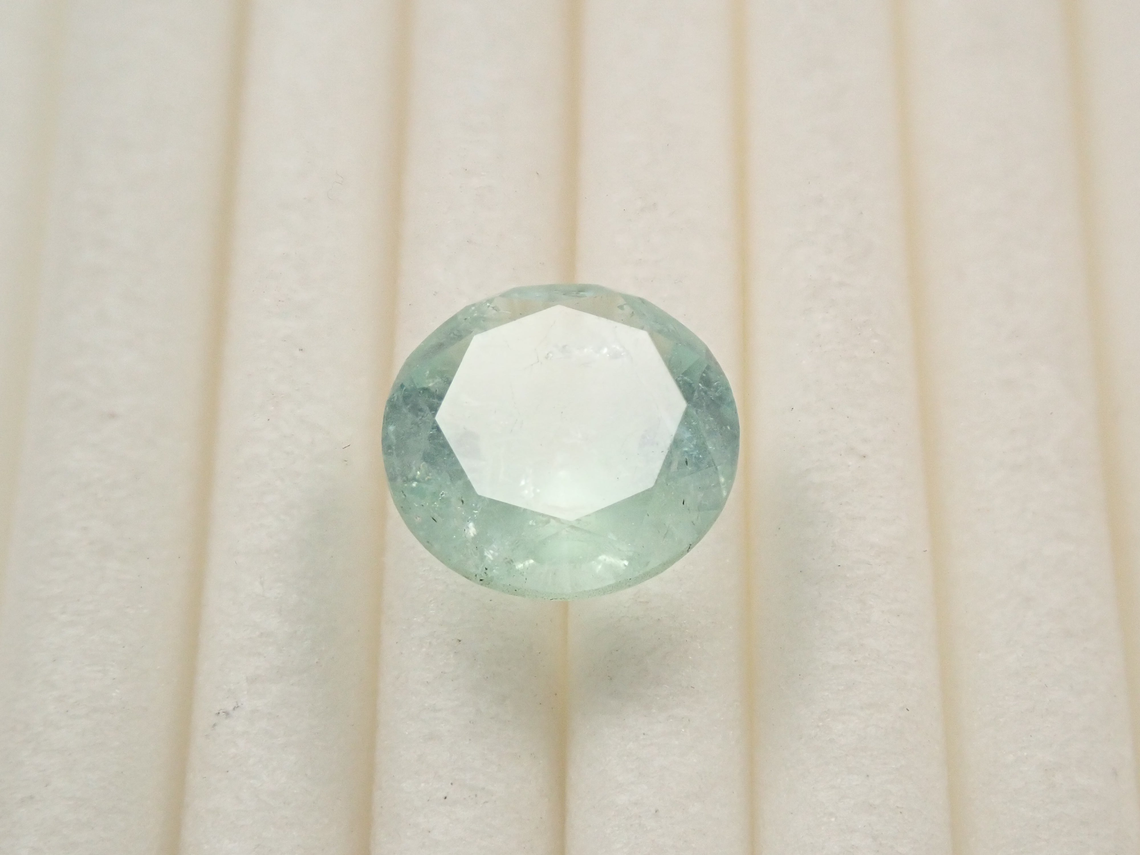 【クローバーインカット】コロンビア産ミントカラーエメラルド 8mm/1.576ct《コラボ》ルース ワッペン