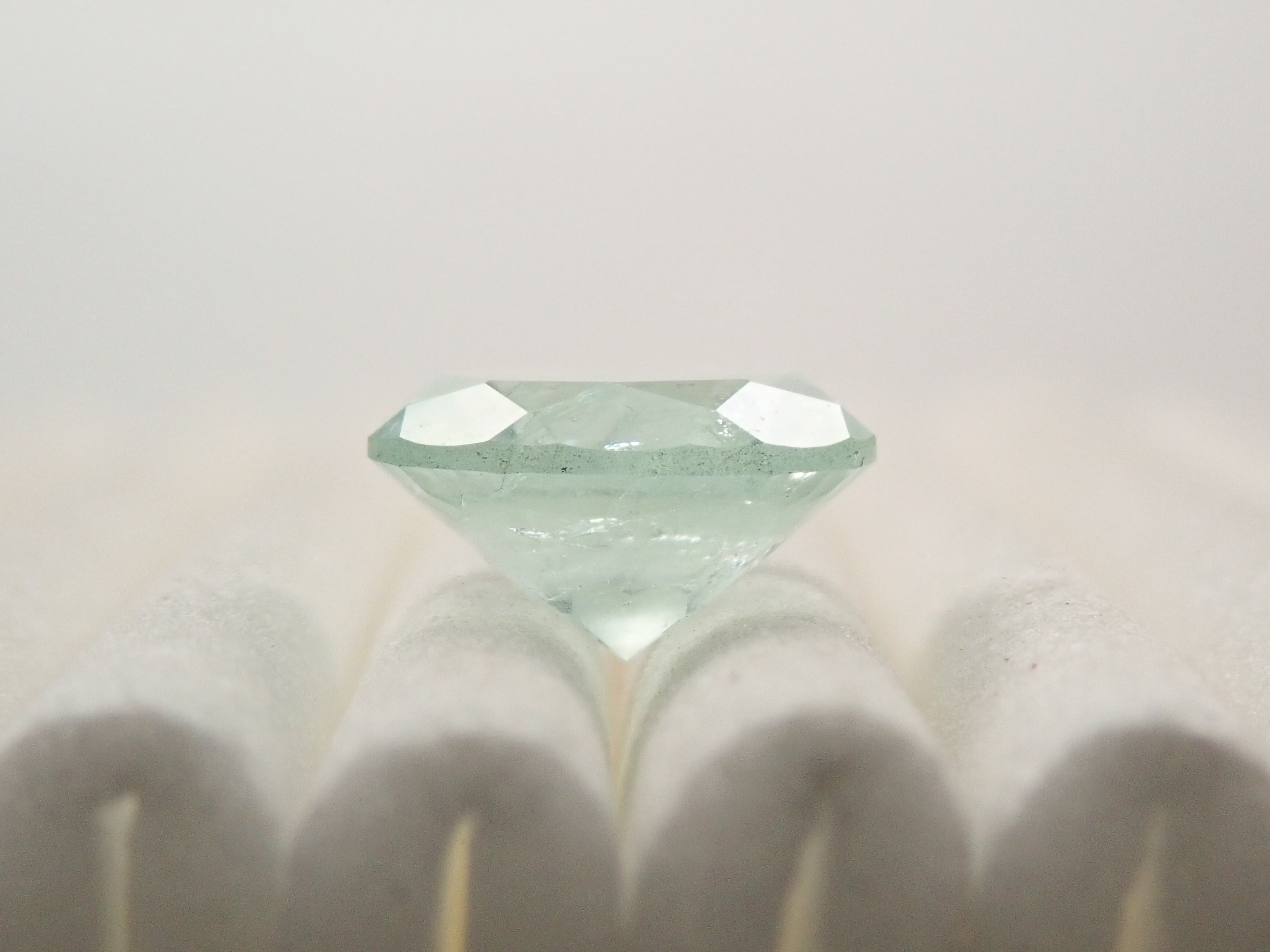 【クローバーインカット】コロンビア産ミントカラーエメラルド 8mm/1.576ct《コラボ》ルース ワッペン
