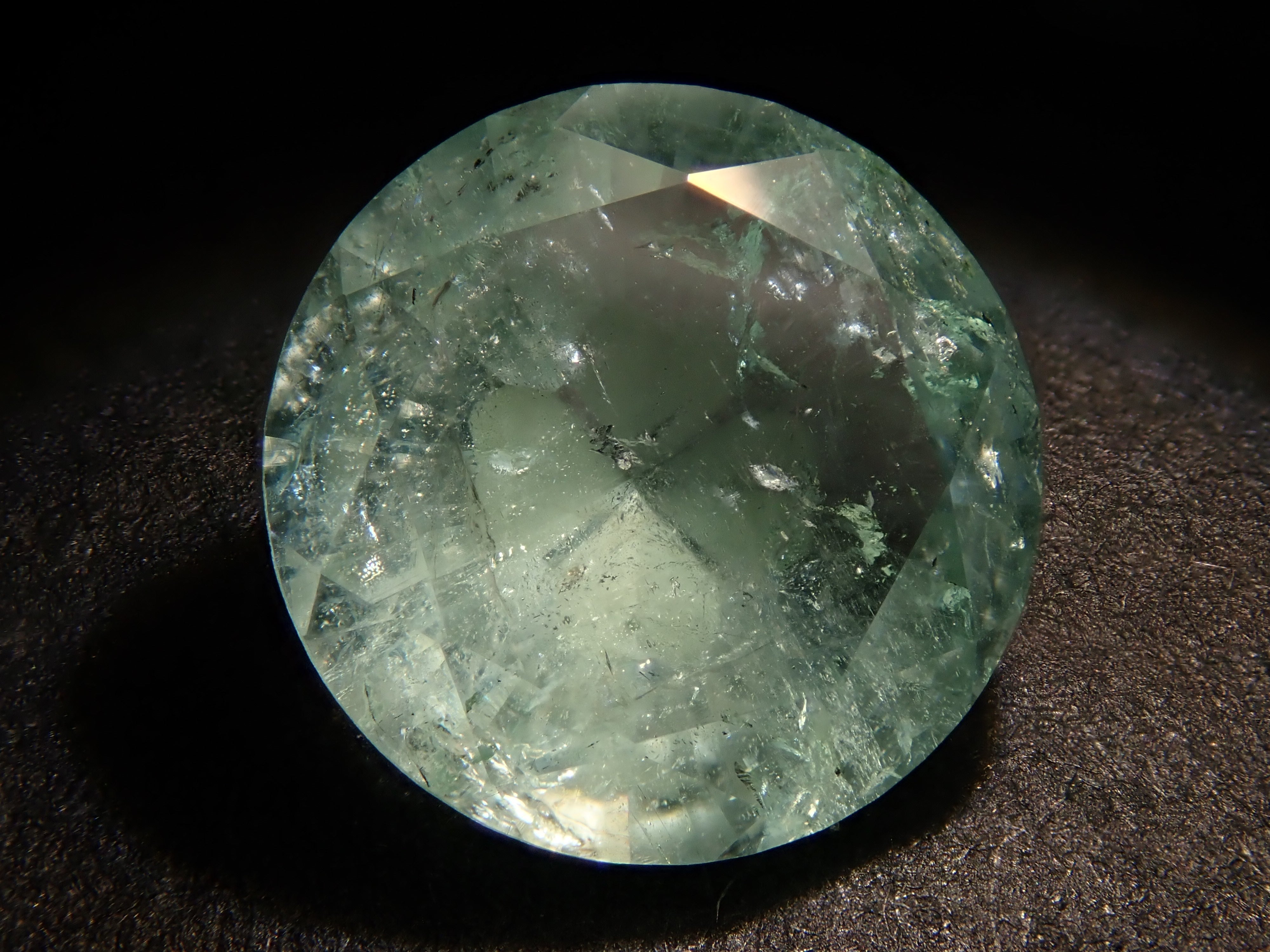 【クローバーインカット】コロンビア産ミントカラーエメラルド 8mm/1.576ct《コラボ》ルース ワッペン