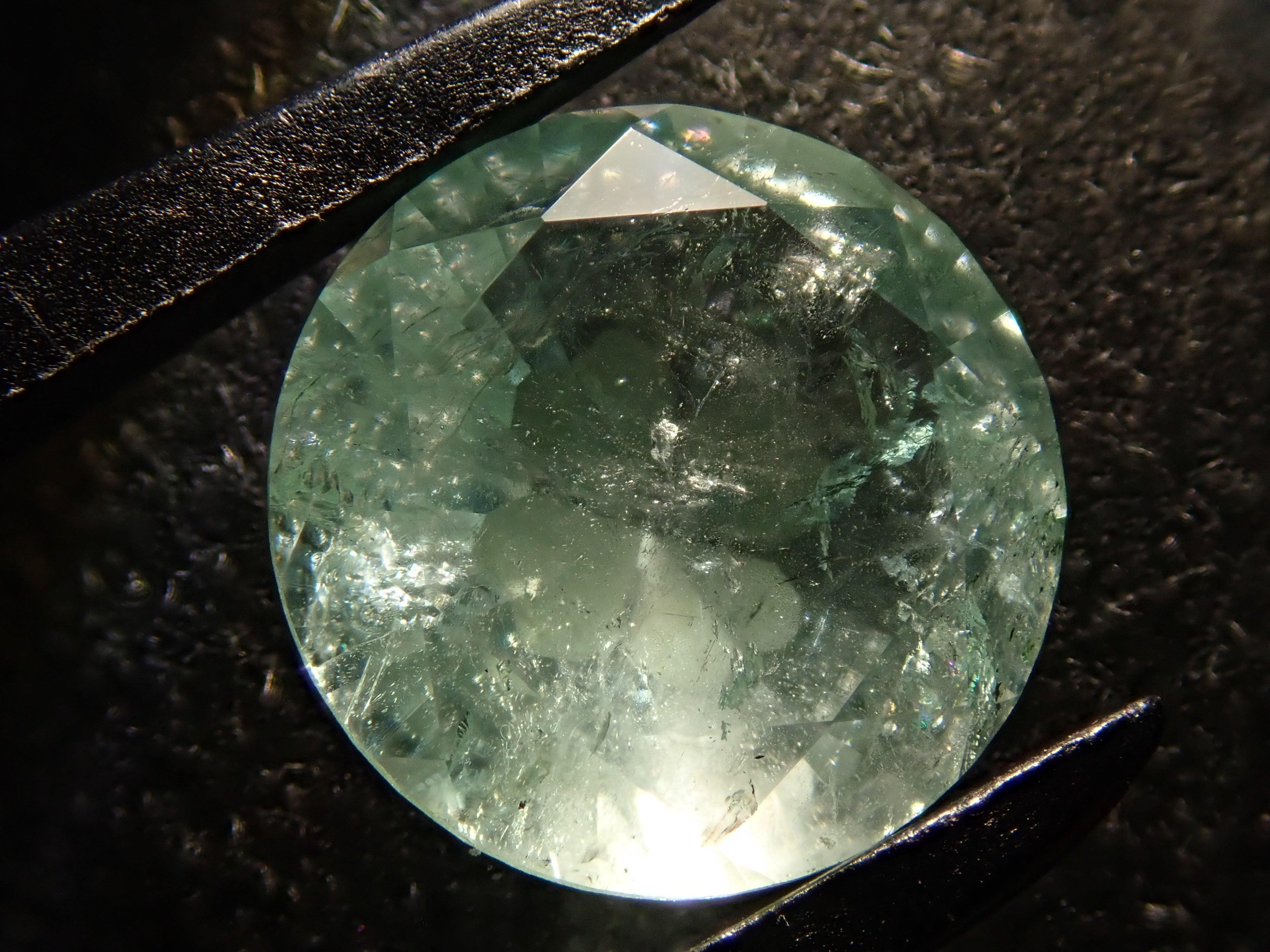 【クローバーインカット】コロンビア産ミントカラーエメラルド 8mm/1.576ct《コラボ》ルース ワッペン