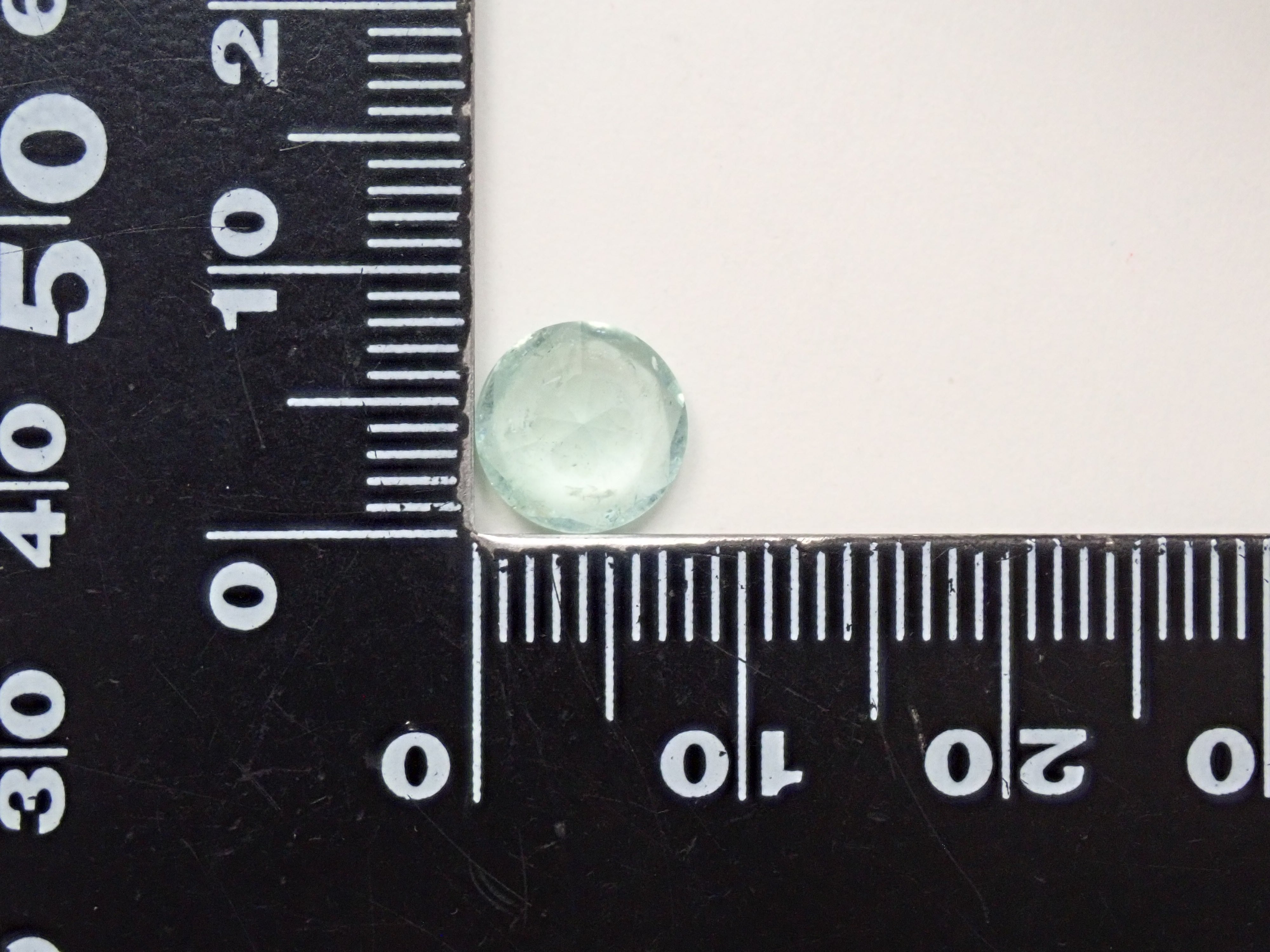 【クローバーインカット】コロンビア産ミントカラーエメラルド 8mm/1.576ct《コラボ》ルース ワッペン