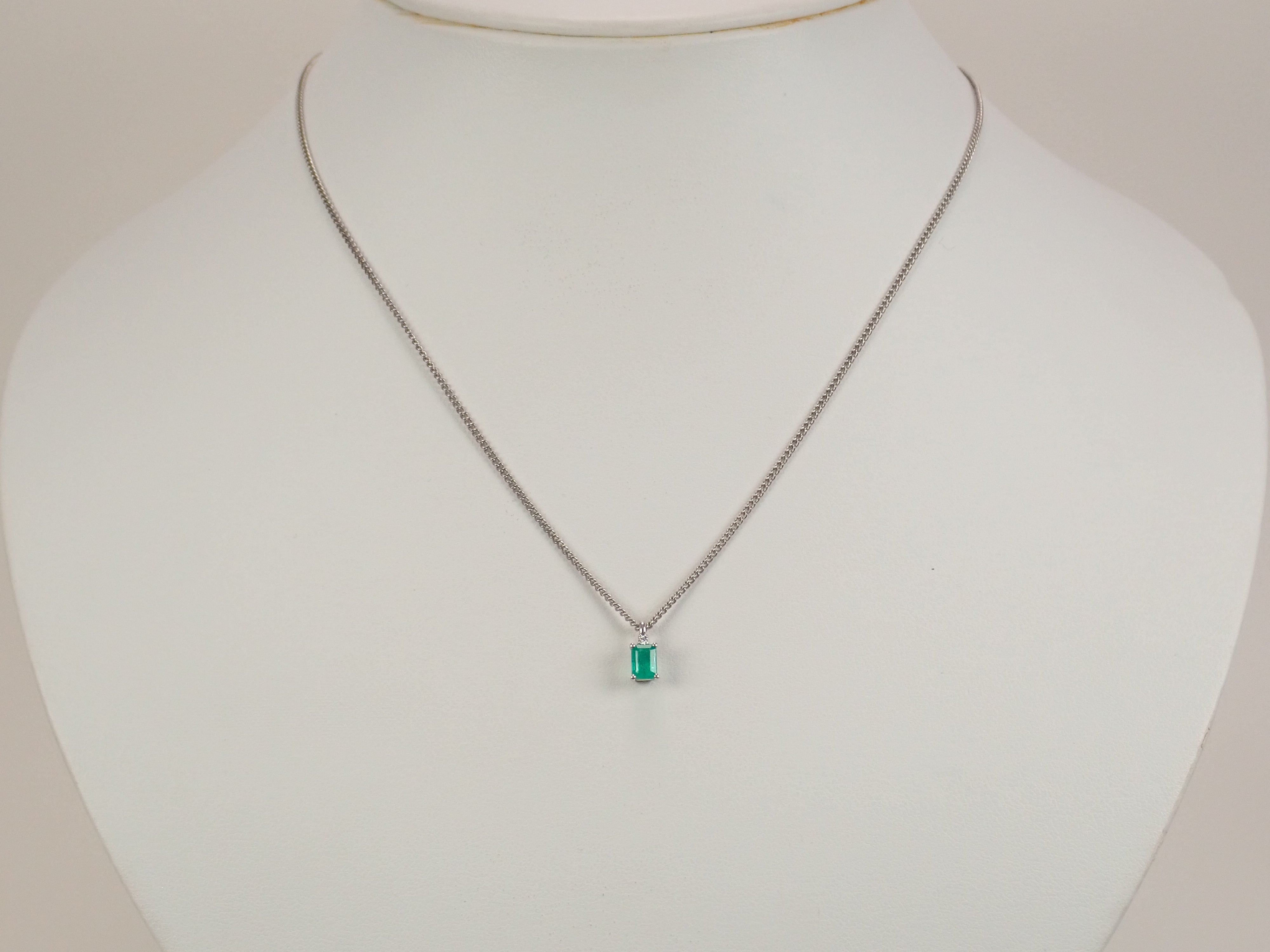 【7/16 22時販売】【カラフリ】Pt900 エメラルド 0.30ct ・ダイヤモンド0.01ctペンダントトップ(ネックレストップ)