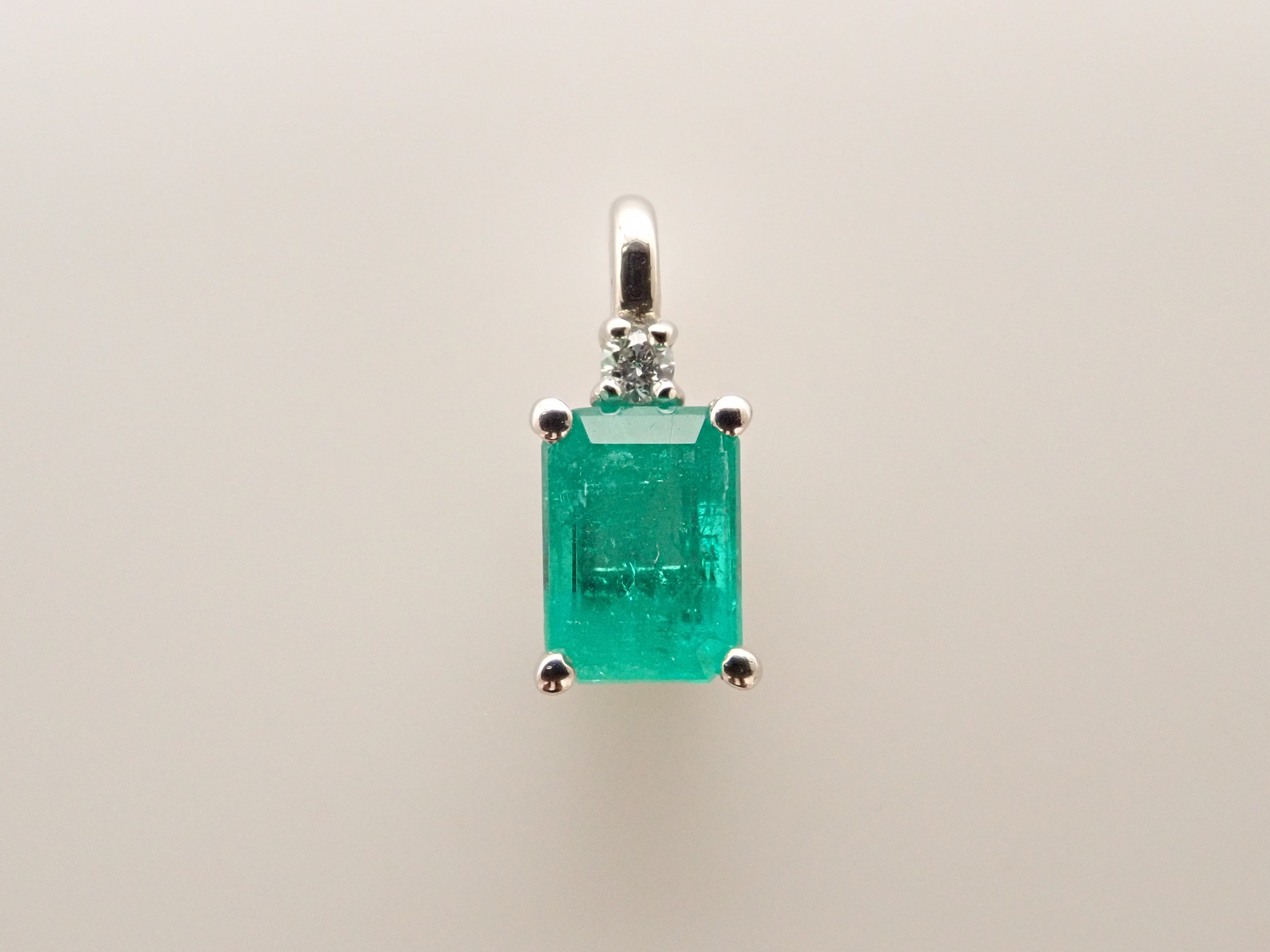 【7/16 22時販売】【カラフリ】Pt900 エメラルド 0.30ct ・ダイヤモンド0.01ctペンダントトップ(ネックレストップ)