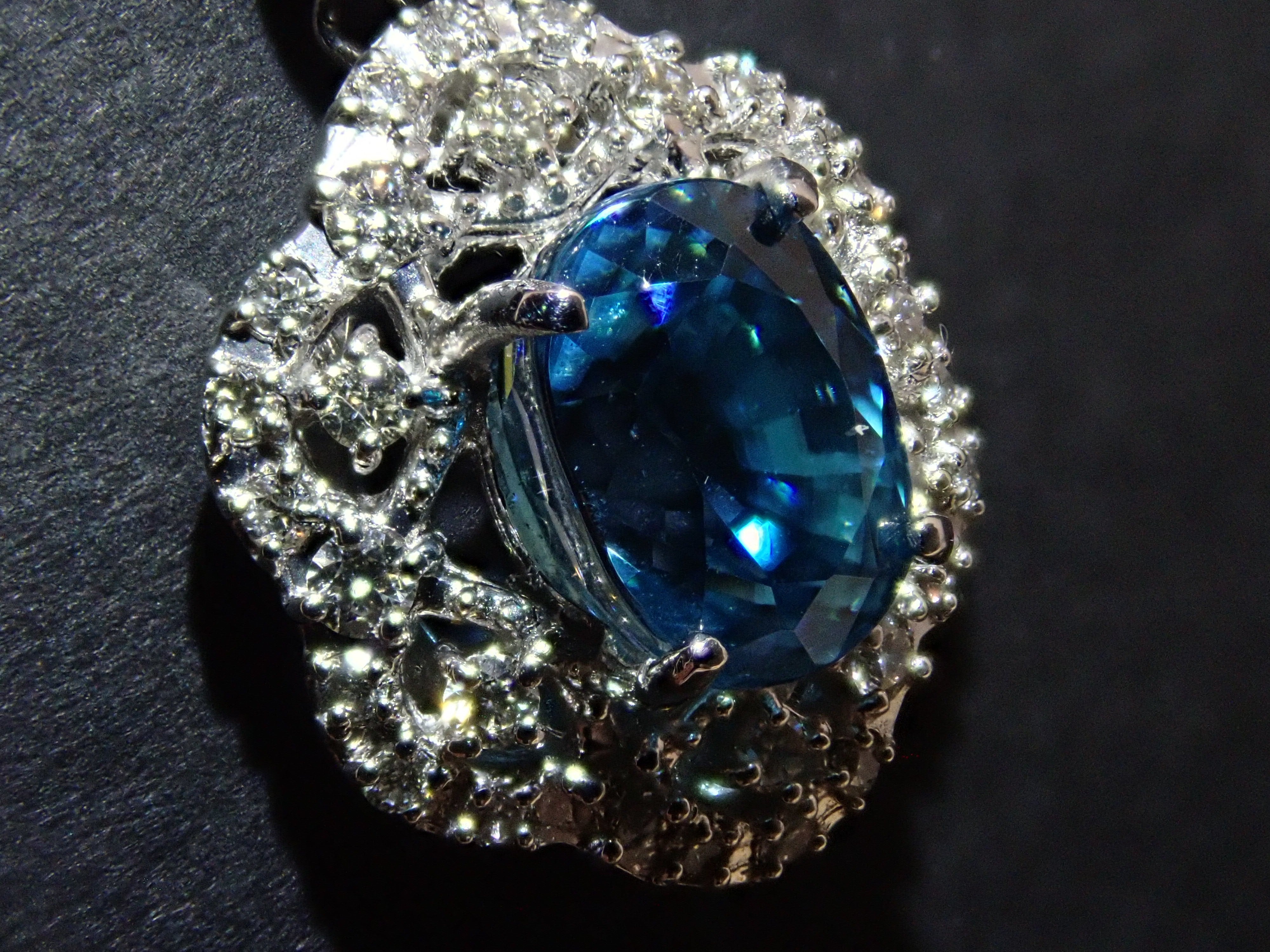 【22602665刊登】Pt900/Pt850 藍色鋯石(拉塔納基里藍)2.45ct 吊墜(項鍊)