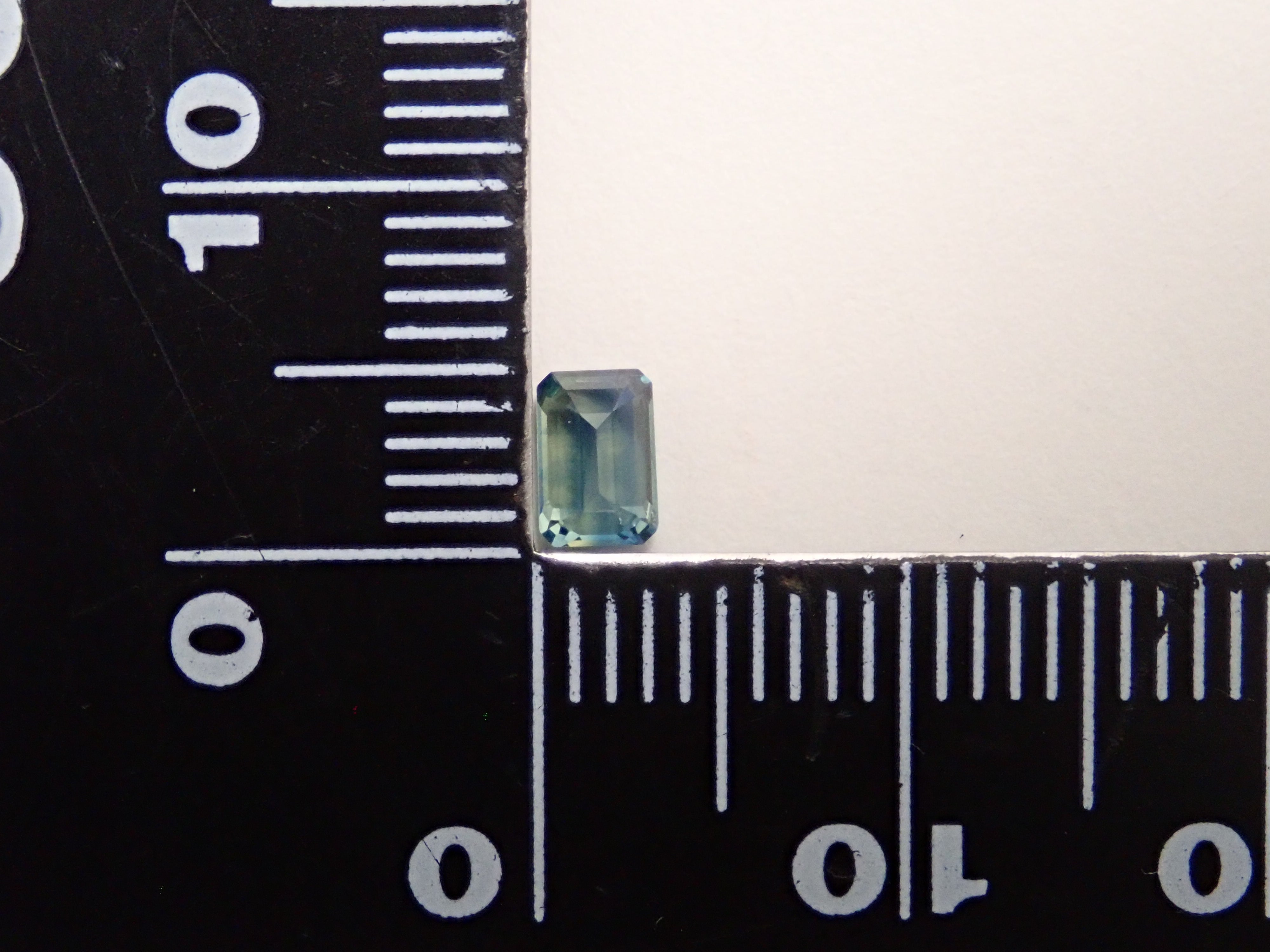 マダガスカル産ティールグリーンサファイア 0.470ctルース