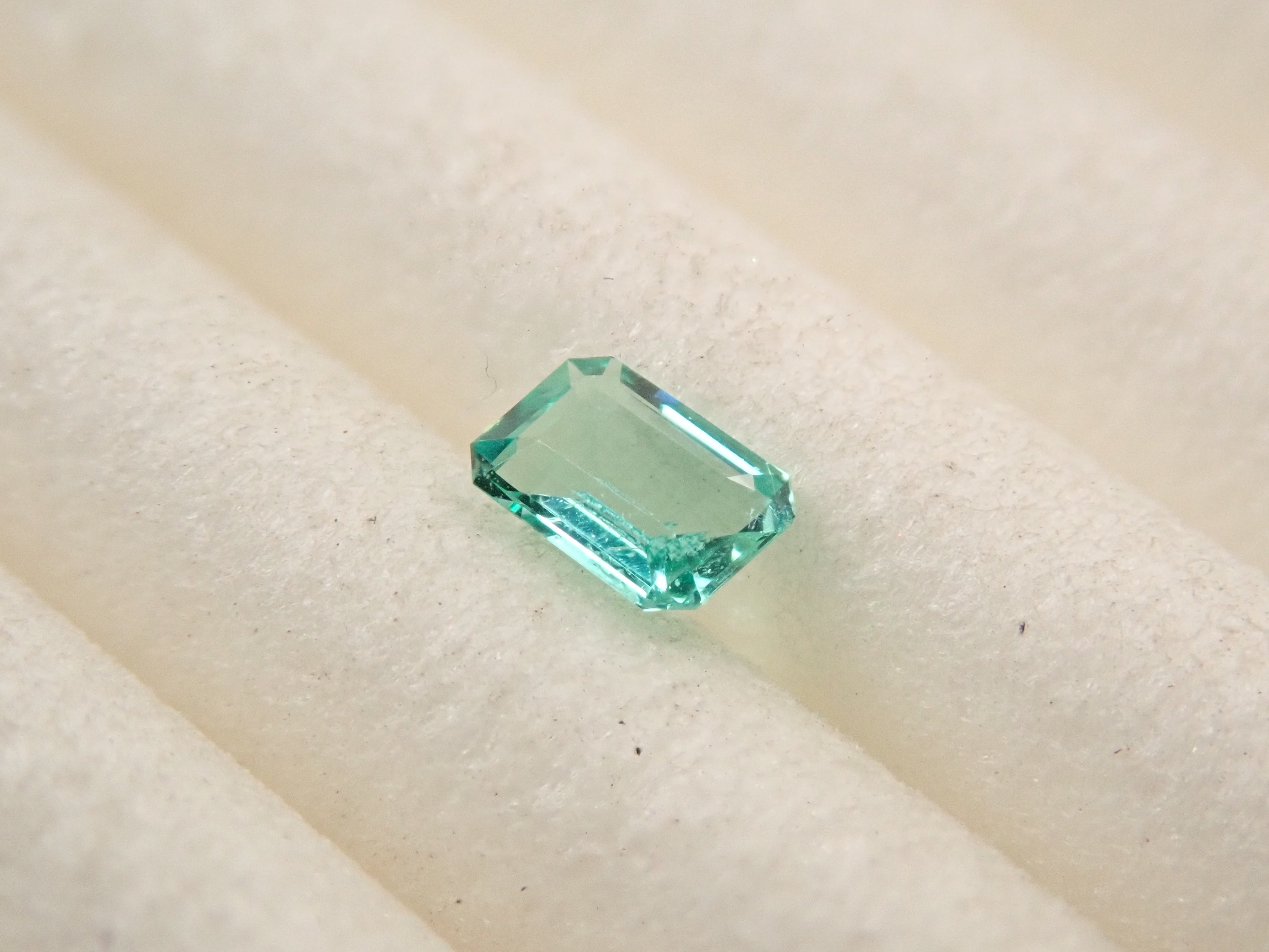 マダガスカル産ノンオイルエメラルド 0.060ctルース GIA