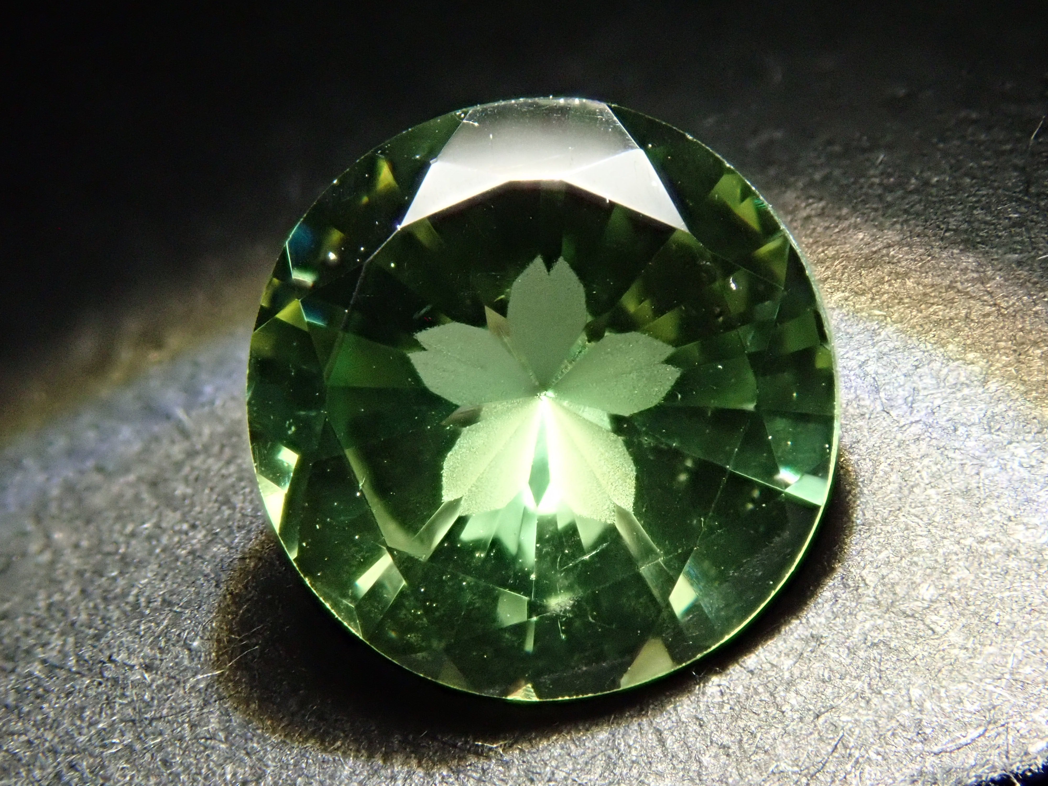 【さくらインカット】マダガスカル産アパタイト 7.9mm/1.537ct《コラボ》ルース ワッペン