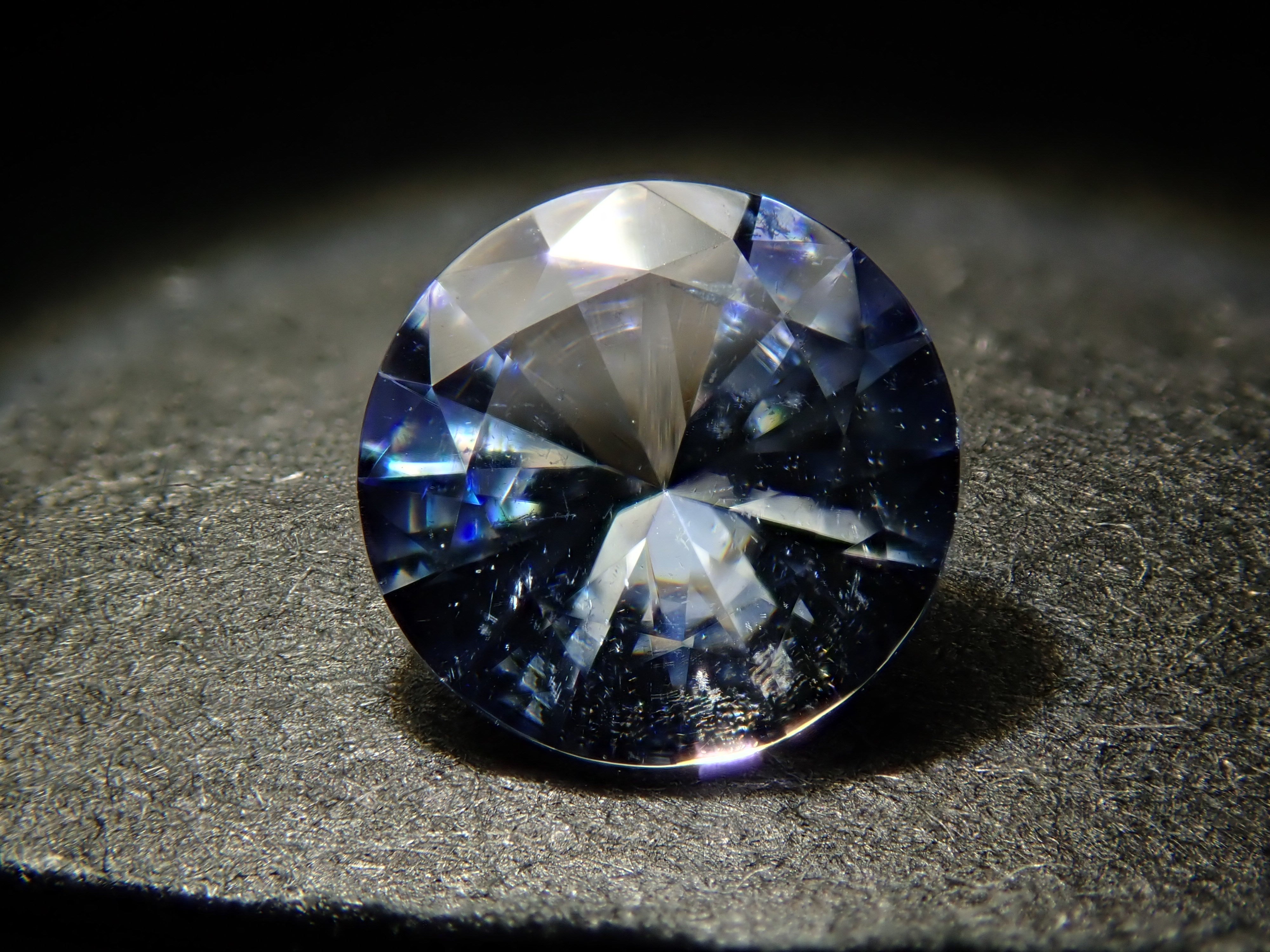 アメリカ産ベニトアイト 4.8mm/0.396ctルース 日独鑑