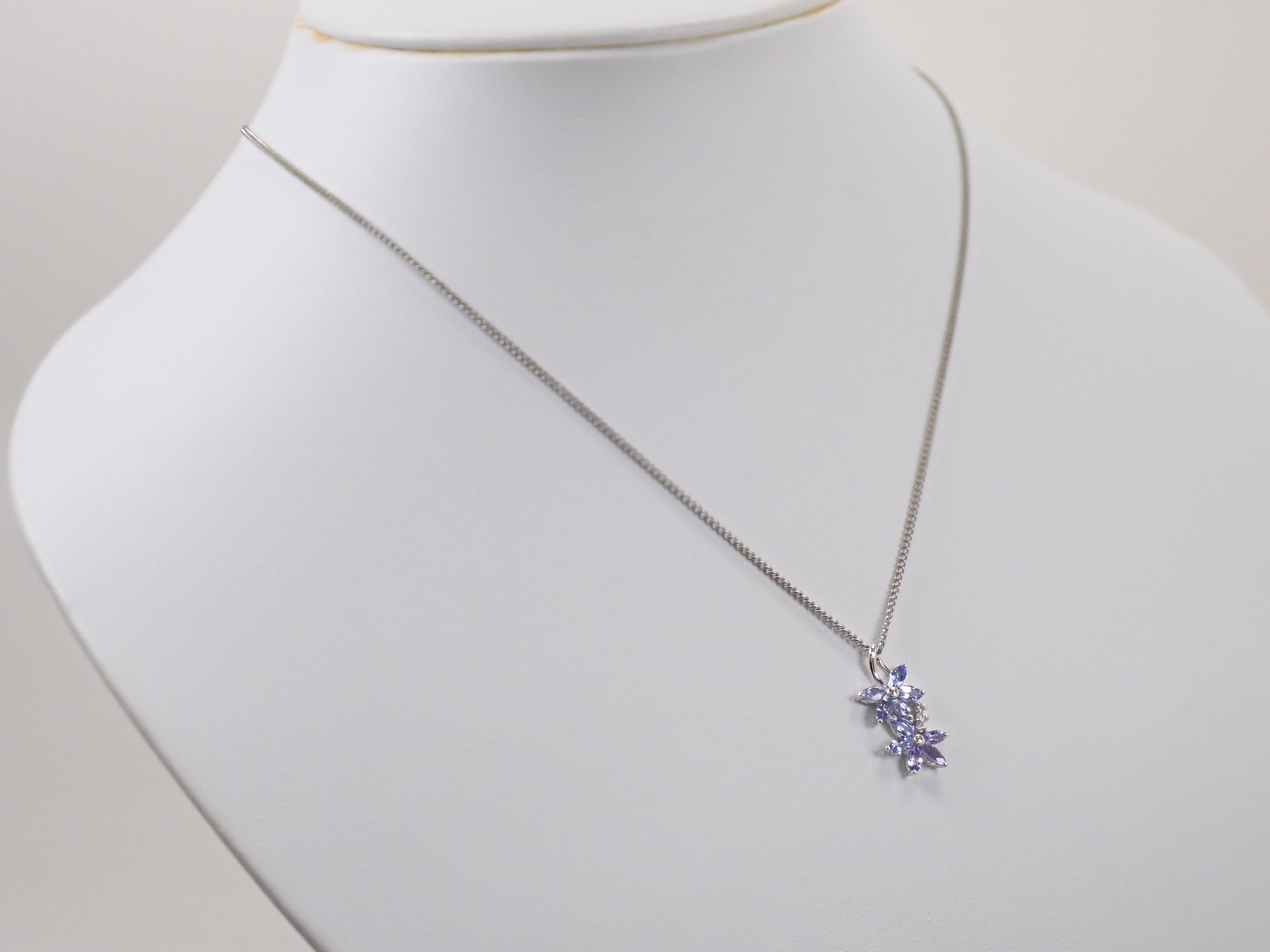 【7/20 22時販売】【カラフリ】K18WG タンザナイト 0.96ct・ダイヤモンド0.03ctペンダントトップ(ネックレストップ)鑑別書