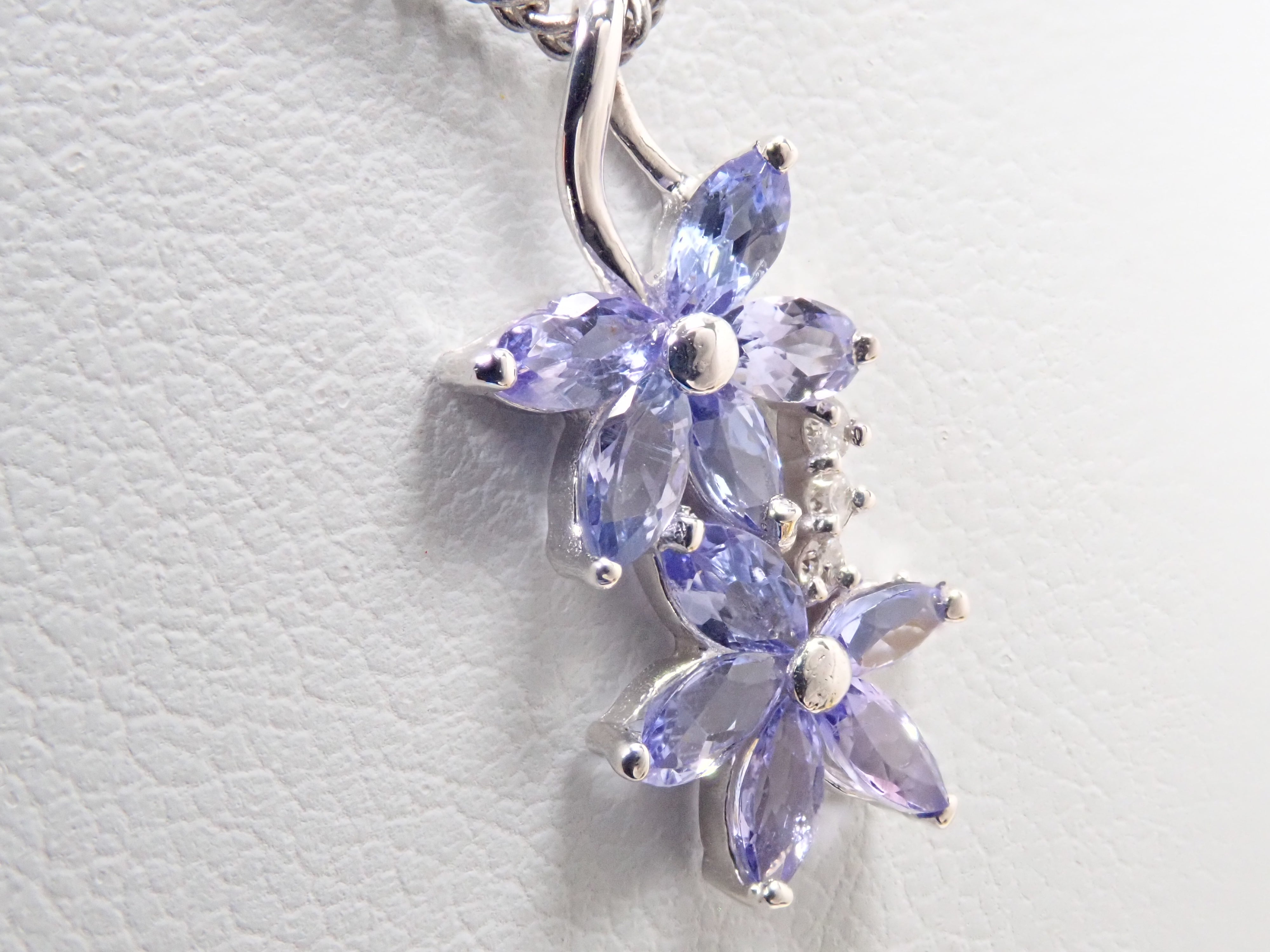 【7/20 22時販売】【カラフリ】K18WG タンザナイト 0.96ct・ダイヤモンド0.03ctペンダントトップ(ネックレストップ)鑑別書
