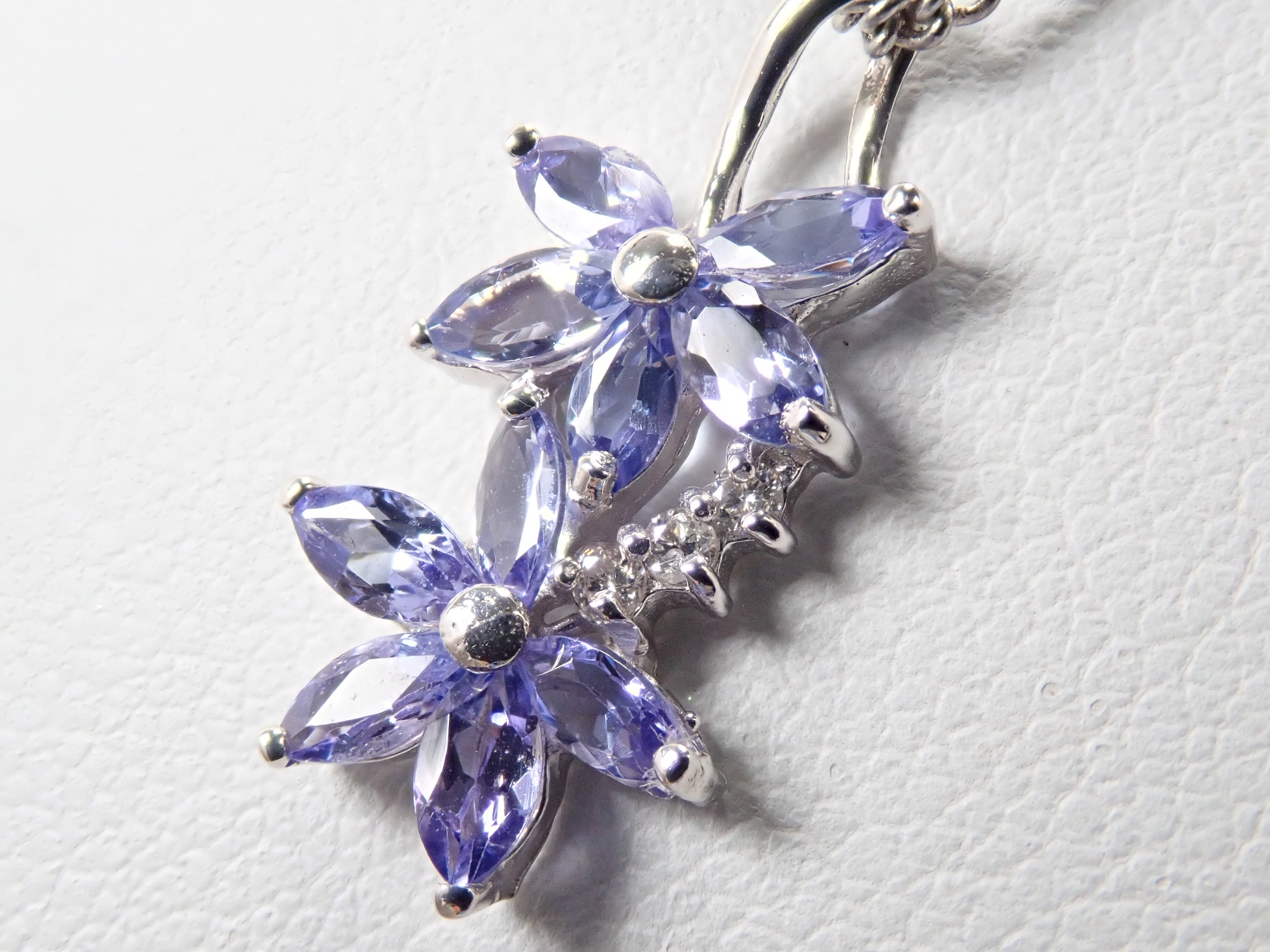【7/20 22時販売】【カラフリ】K18WG タンザナイト 0.96ct・ダイヤモンド0.03ctペンダントトップ(ネックレストップ)鑑別書