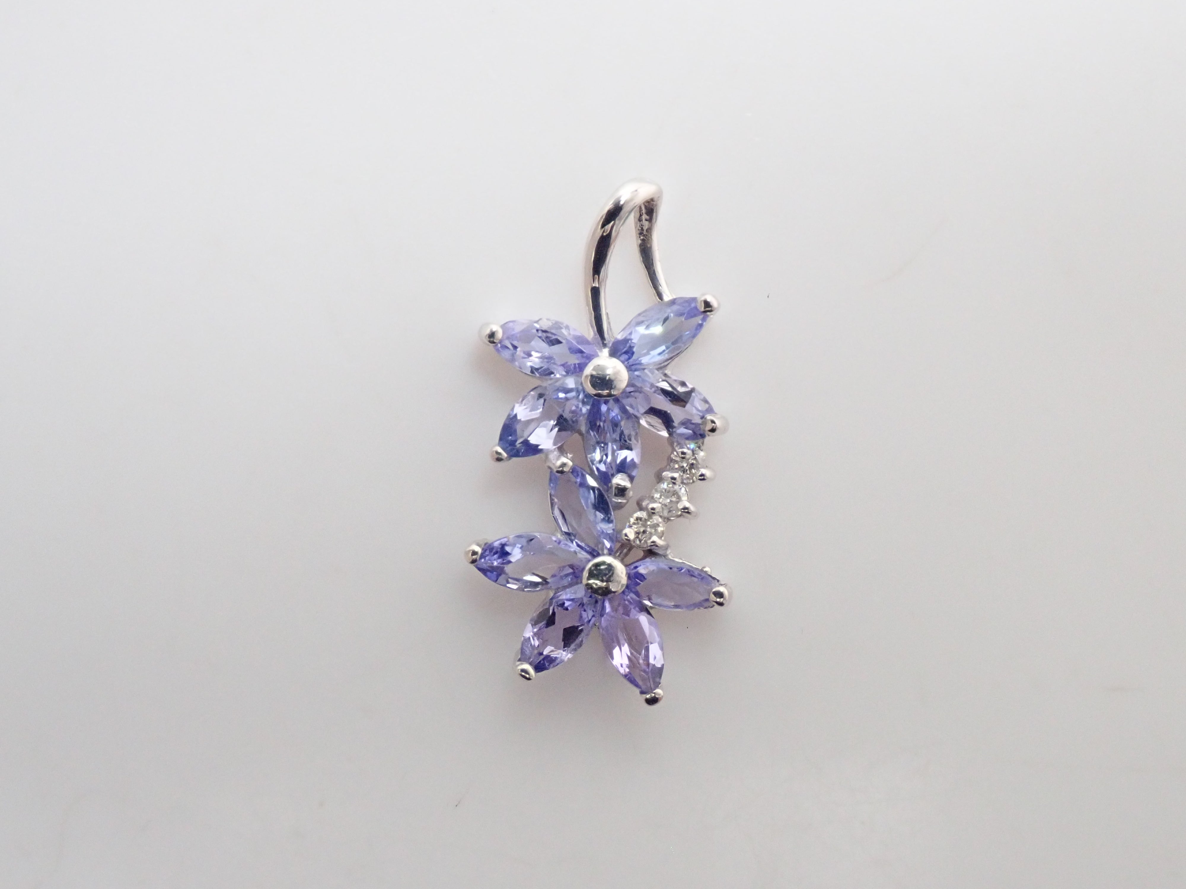 【7/20 22時販売】【カラフリ】K18WG タンザナイト 0.96ct・ダイヤモンド0.03ctペンダントトップ(ネックレストップ)鑑別書