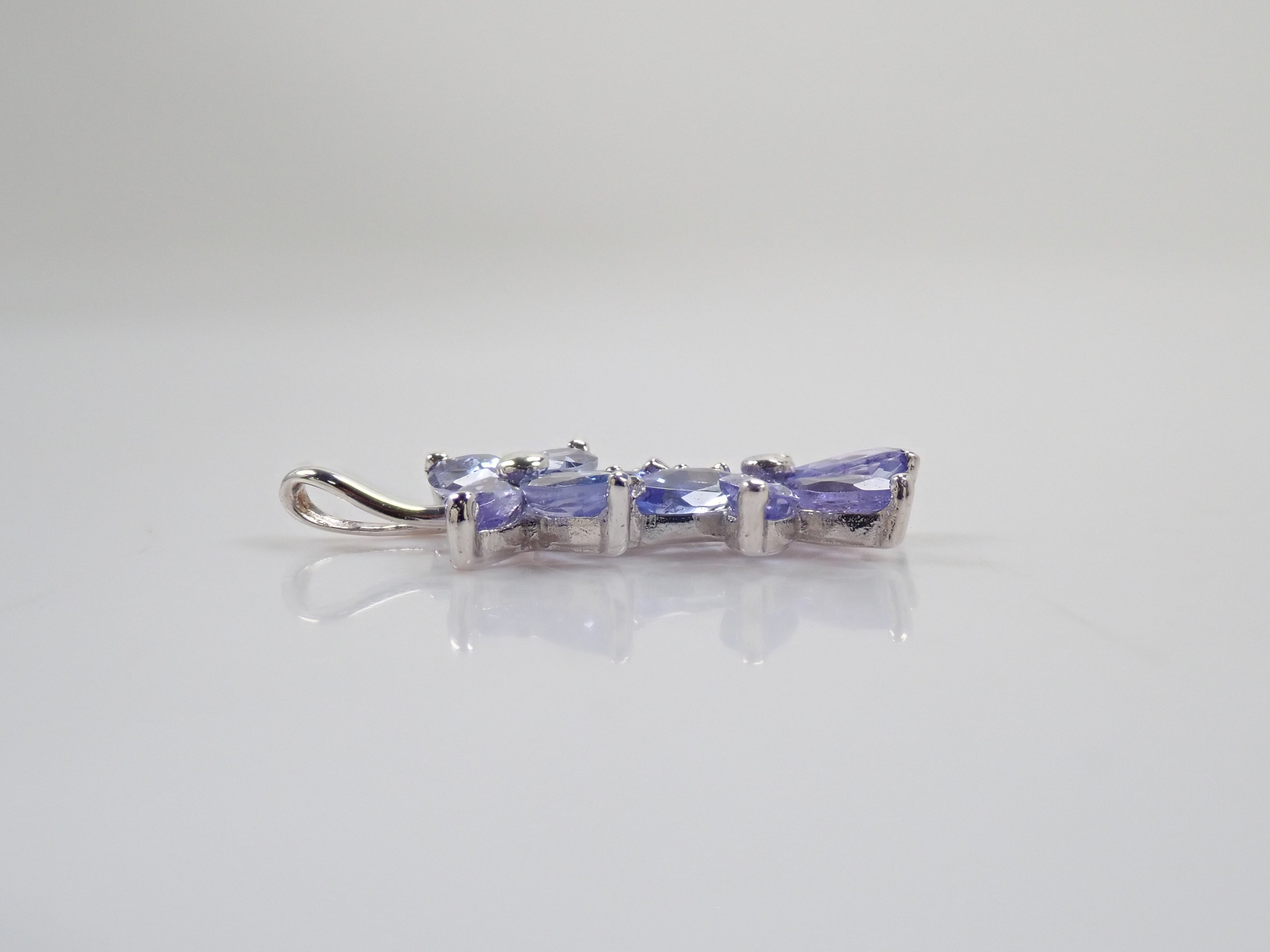 【7/20 22時販売】【カラフリ】K18WG タンザナイト 0.96ct・ダイヤモンド0.03ctペンダントトップ(ネックレストップ)鑑別書