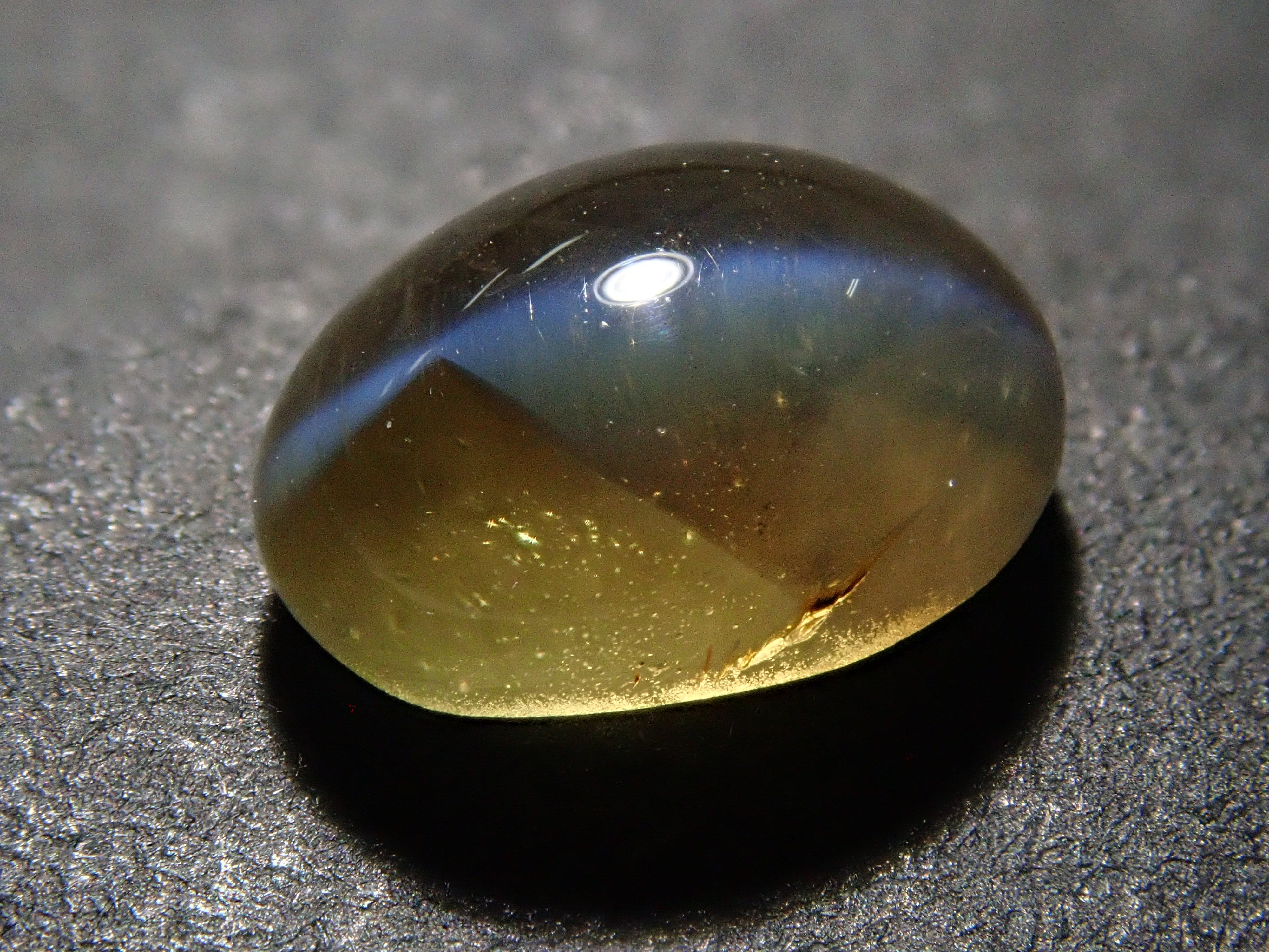 クリソベリルキャッツアイ 2.553ctルース(バイカラー)