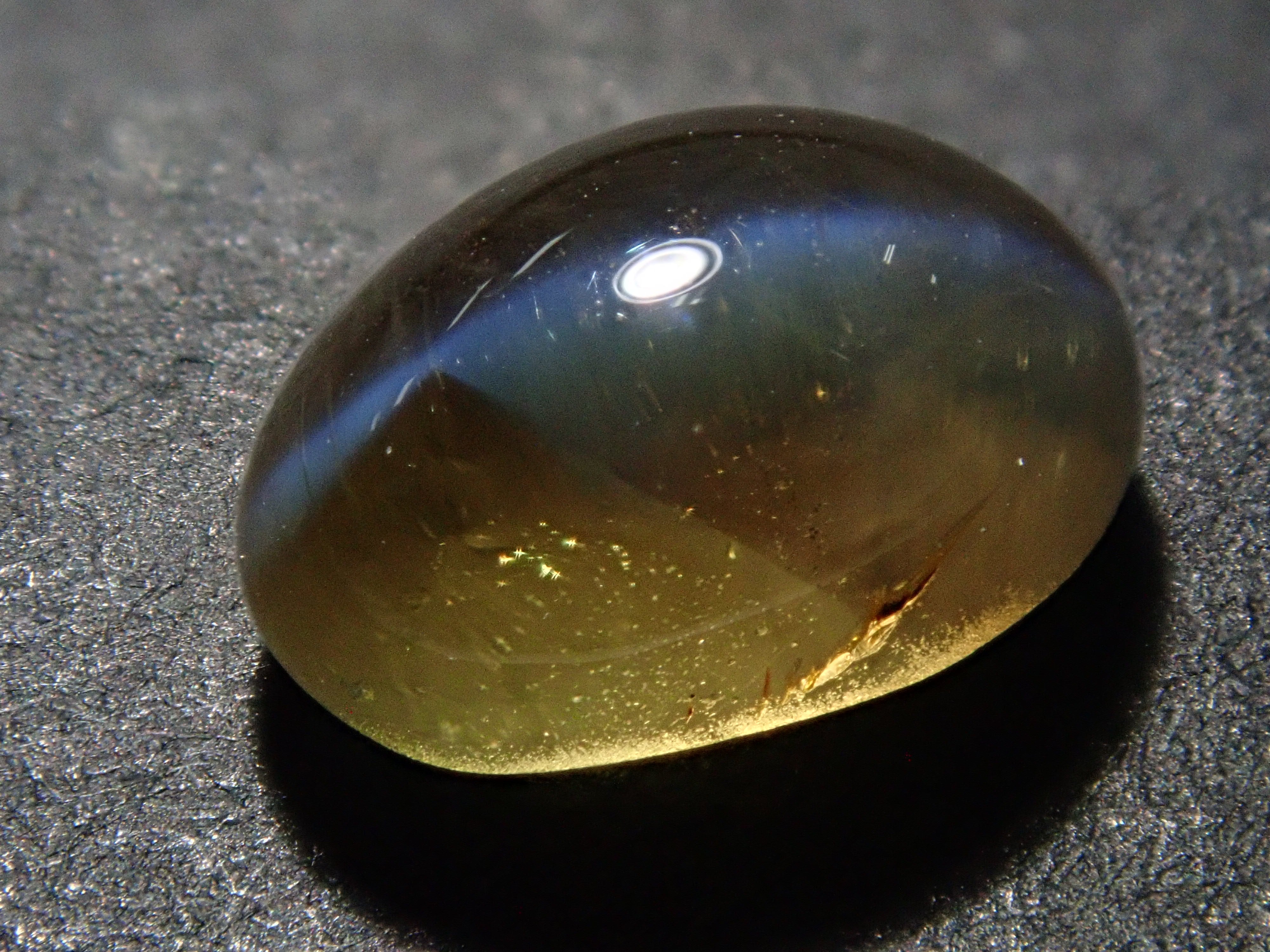 クリソベリルキャッツアイ 2.553ctルース(バイカラー)