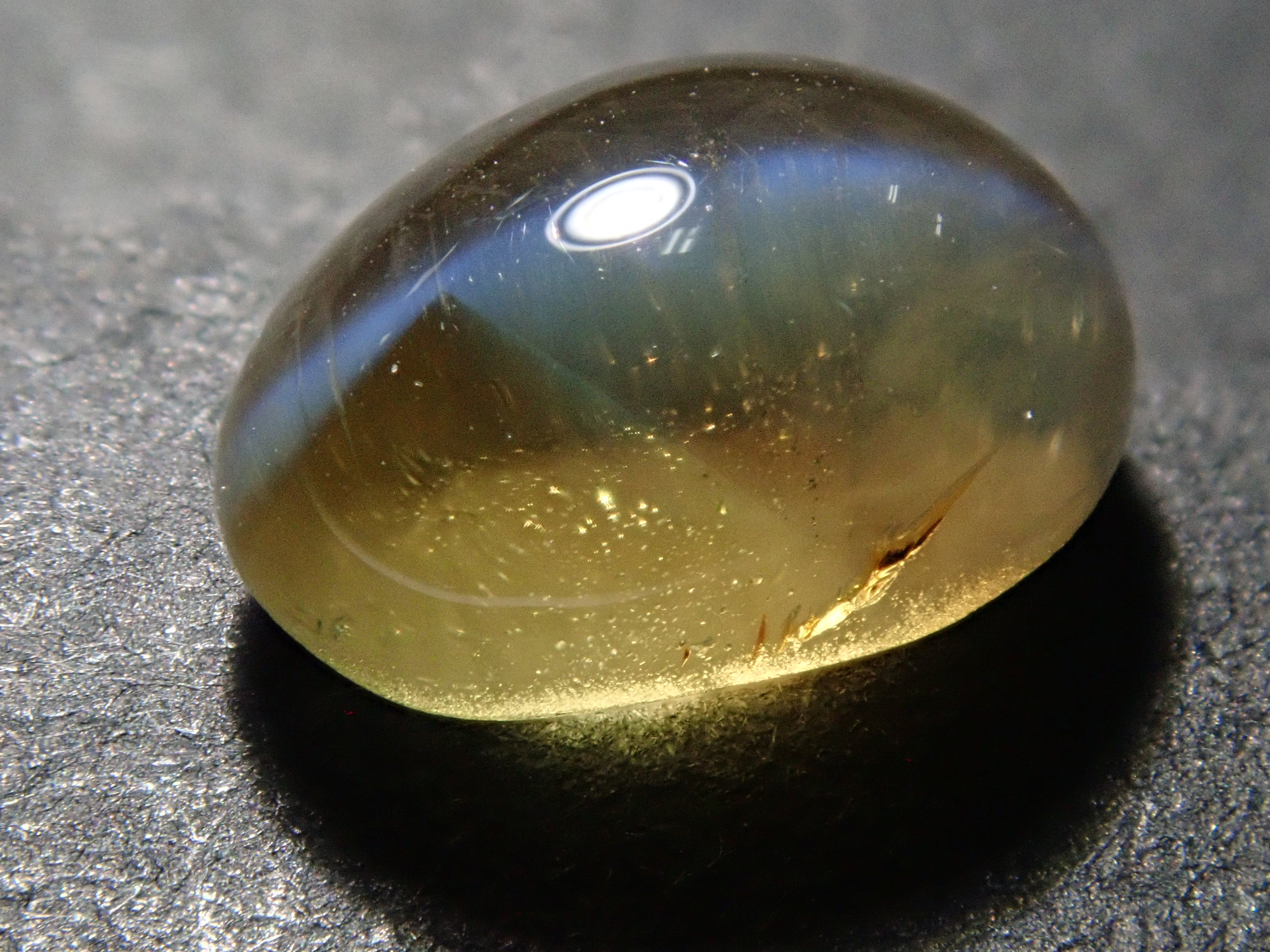 クリソベリルキャッツアイ 2.553ctルース(バイカラー)