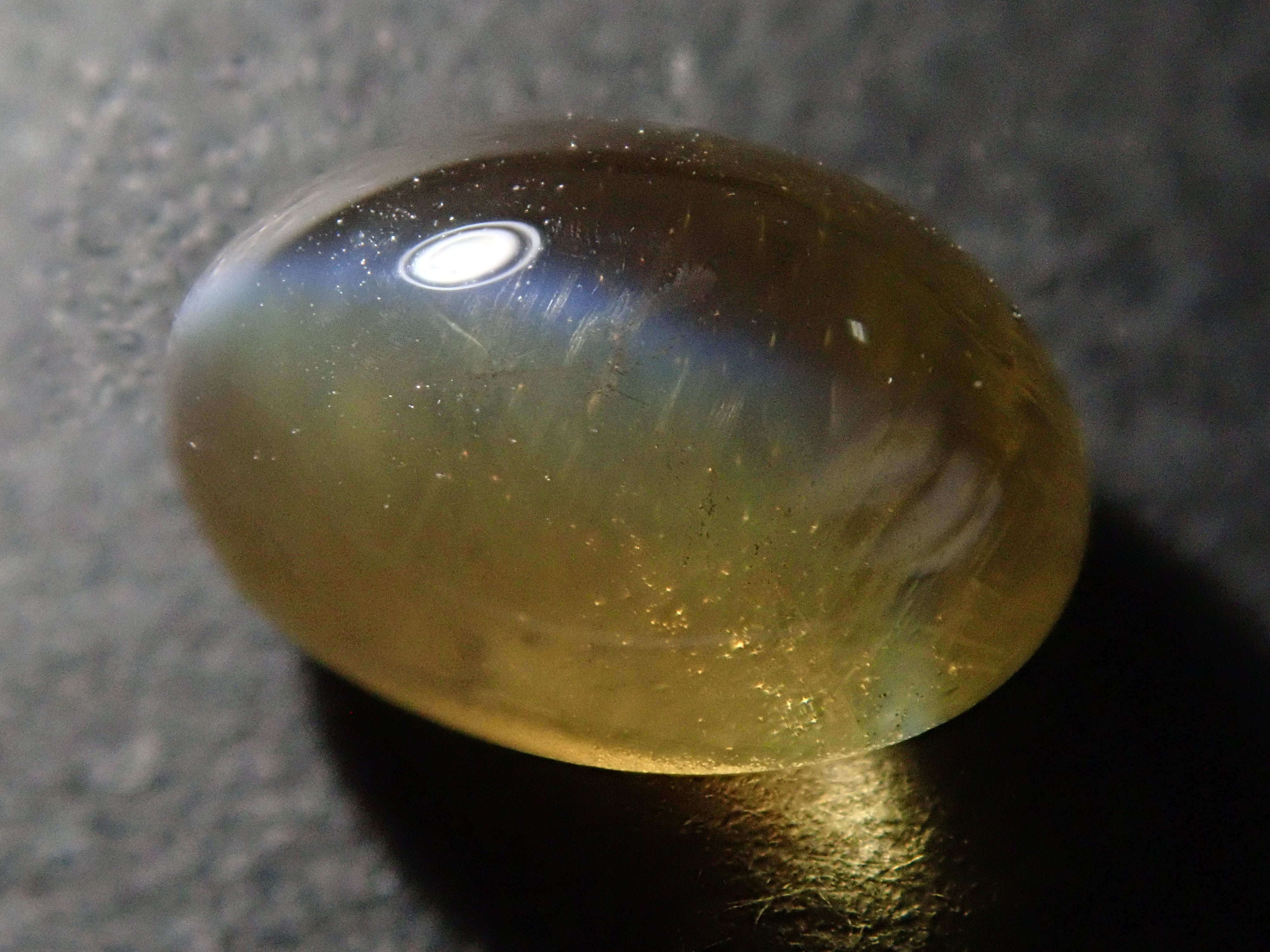 クリソベリルキャッツアイ 2.553ctルース(バイカラー)