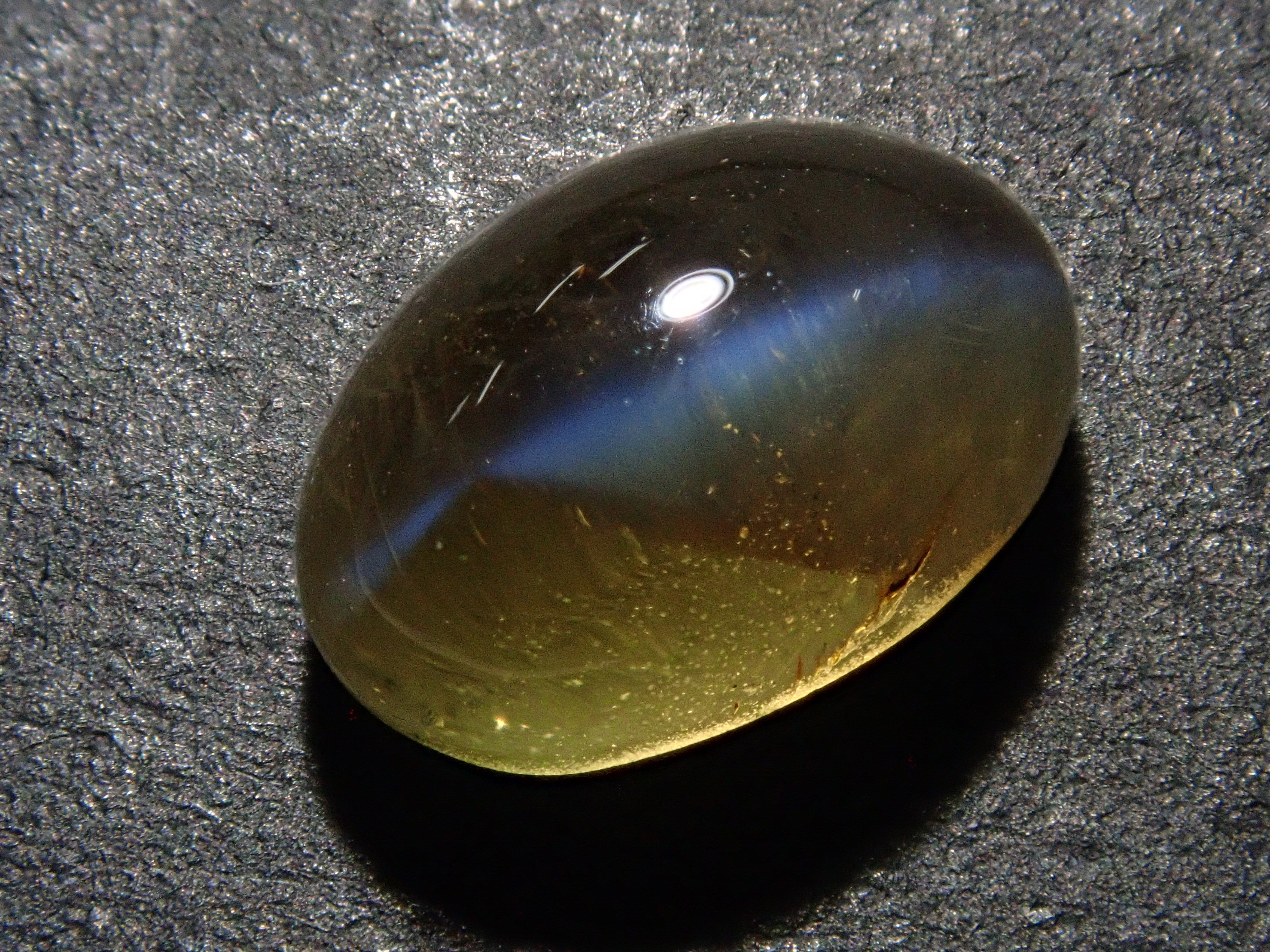 クリソベリルキャッツアイ 2.553ctルース(バイカラー)