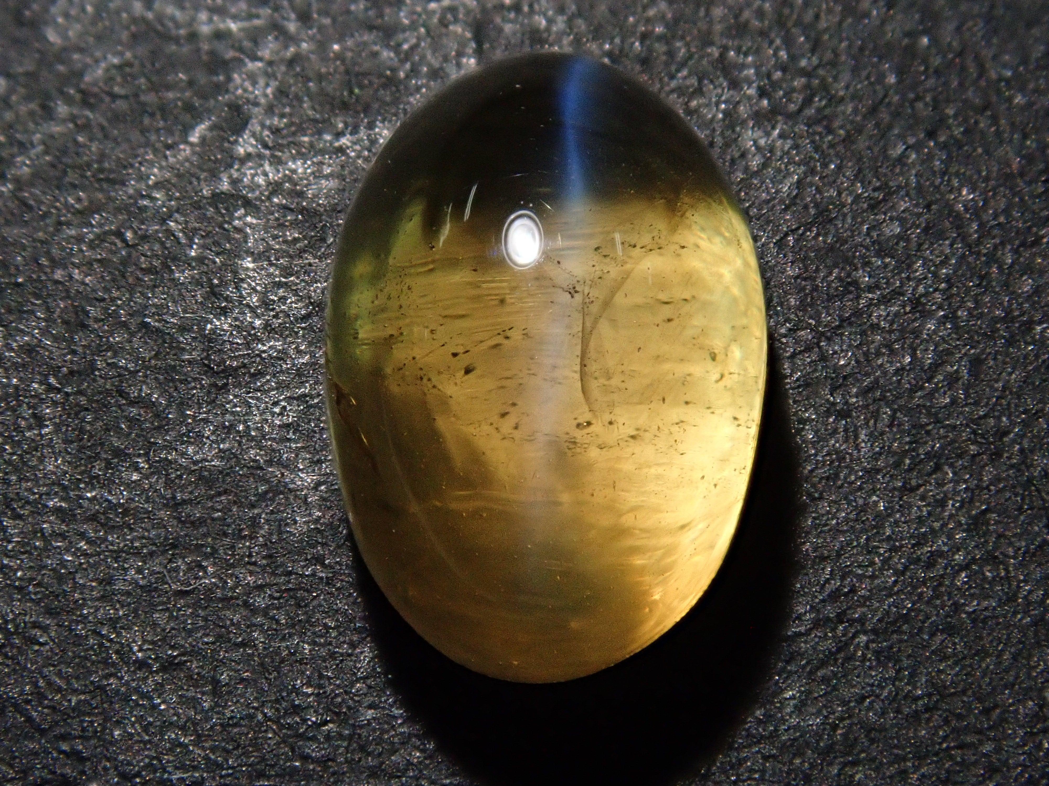 クリソベリルキャッツアイ 2.553ctルース(バイカラー)