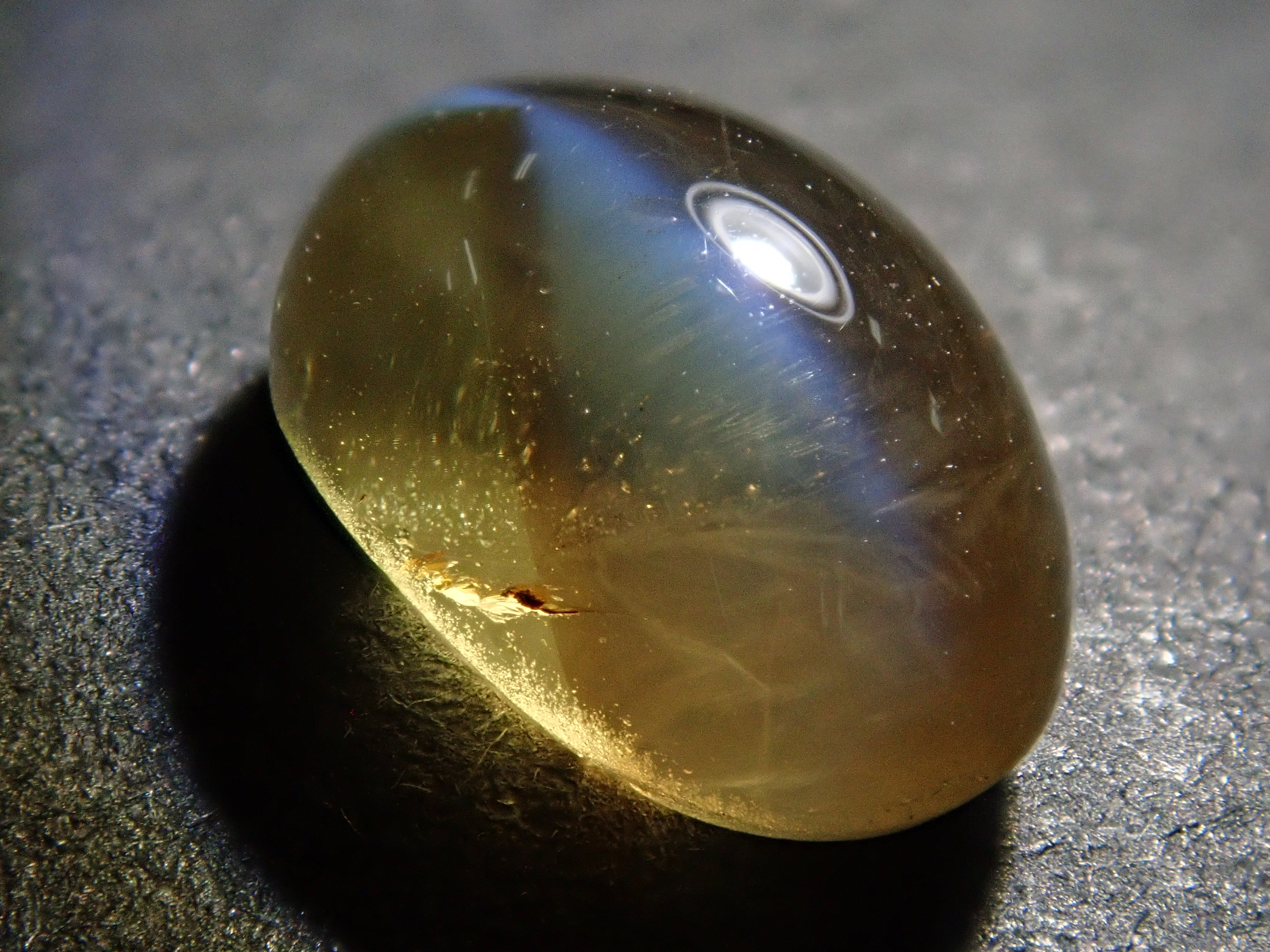 クリソベリルキャッツアイ 2.553ctルース(バイカラー)