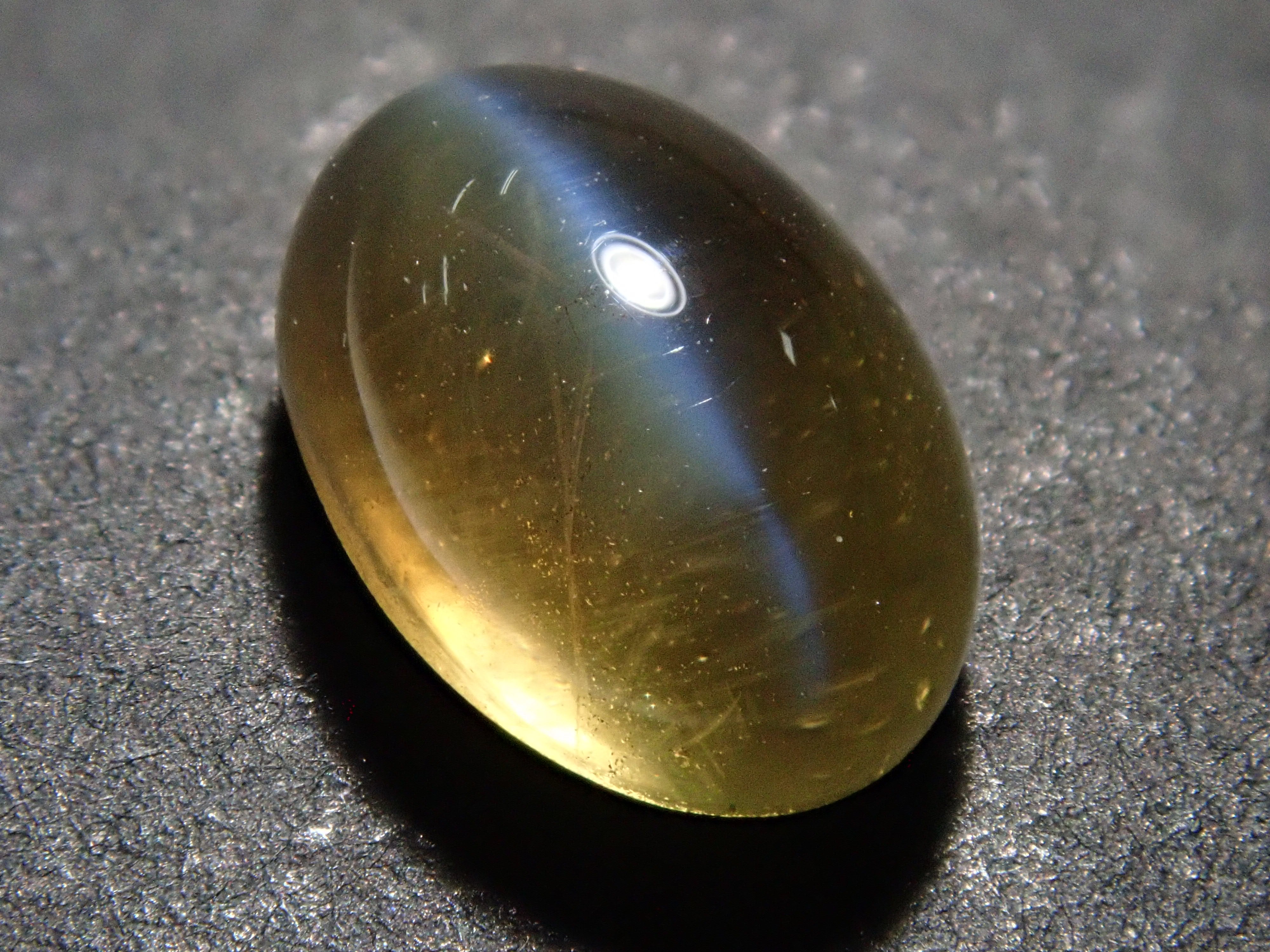 クリソベリルキャッツアイ 2.553ctルース(バイカラー)