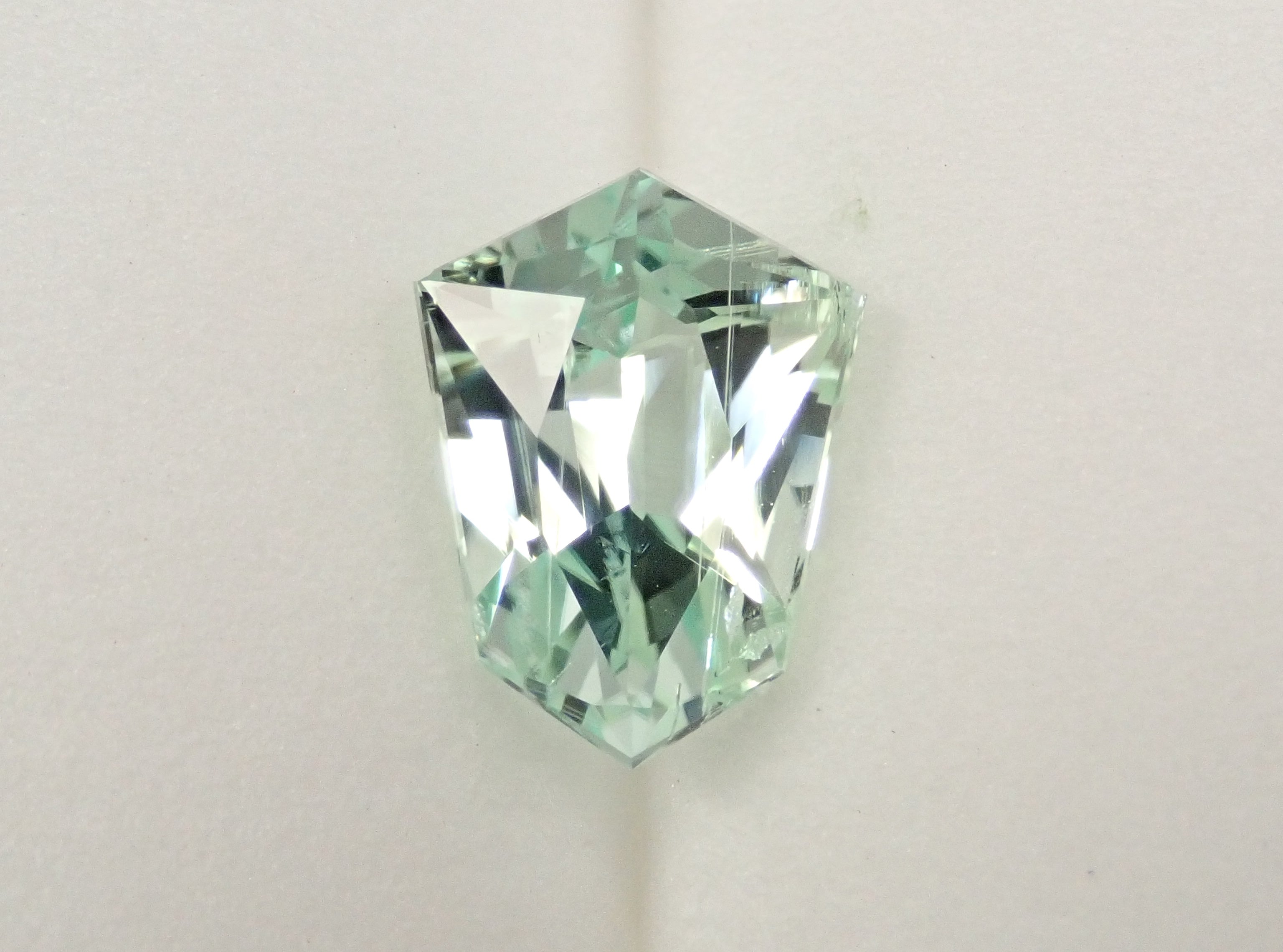 ブラジル産グリーン・スポジュメン 2.433ctルース