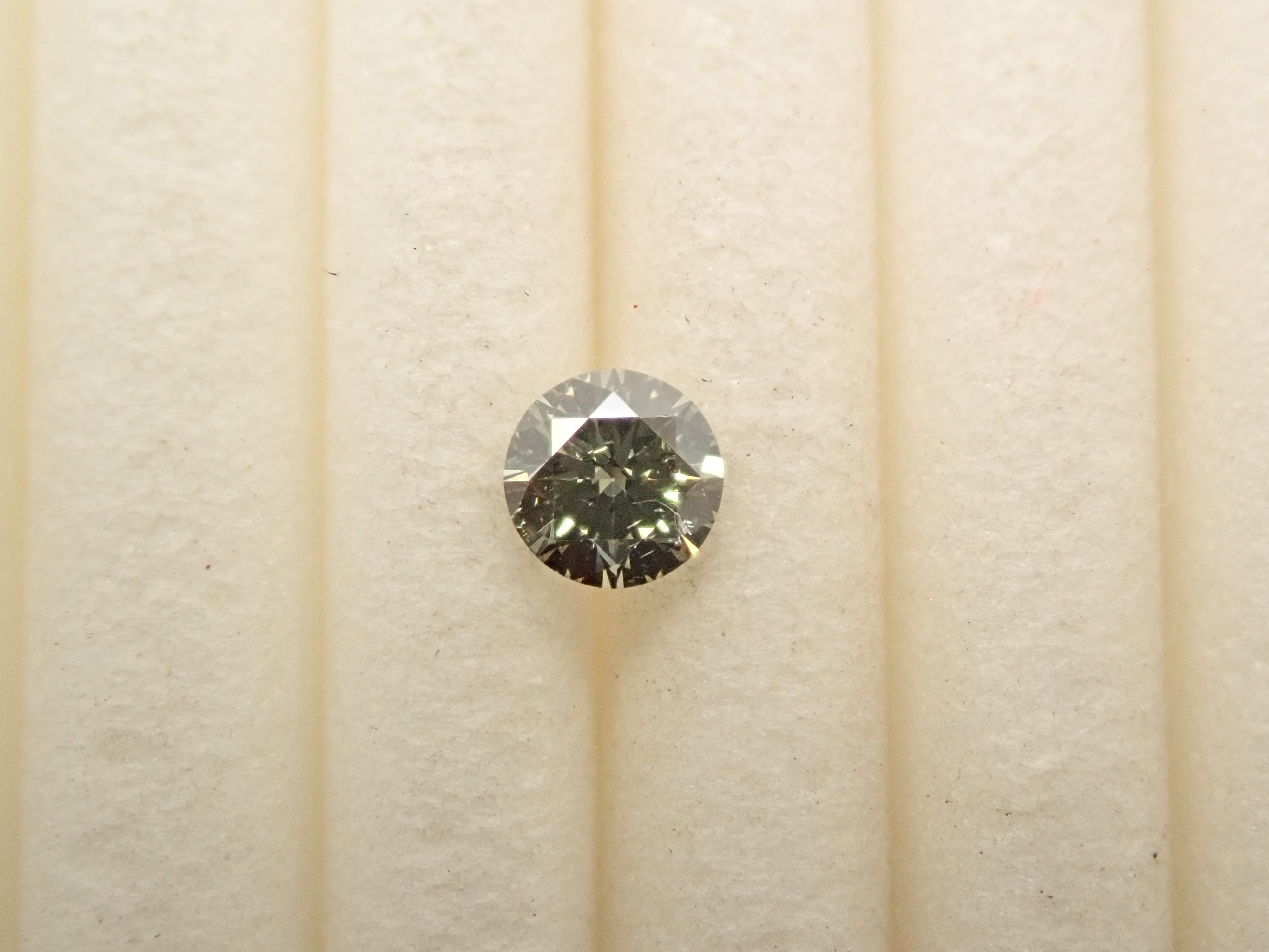 カメレオンダイヤモンド 0.126ctルース(FANCY LIGHT GRAY YELLOW GREEN, SI2)