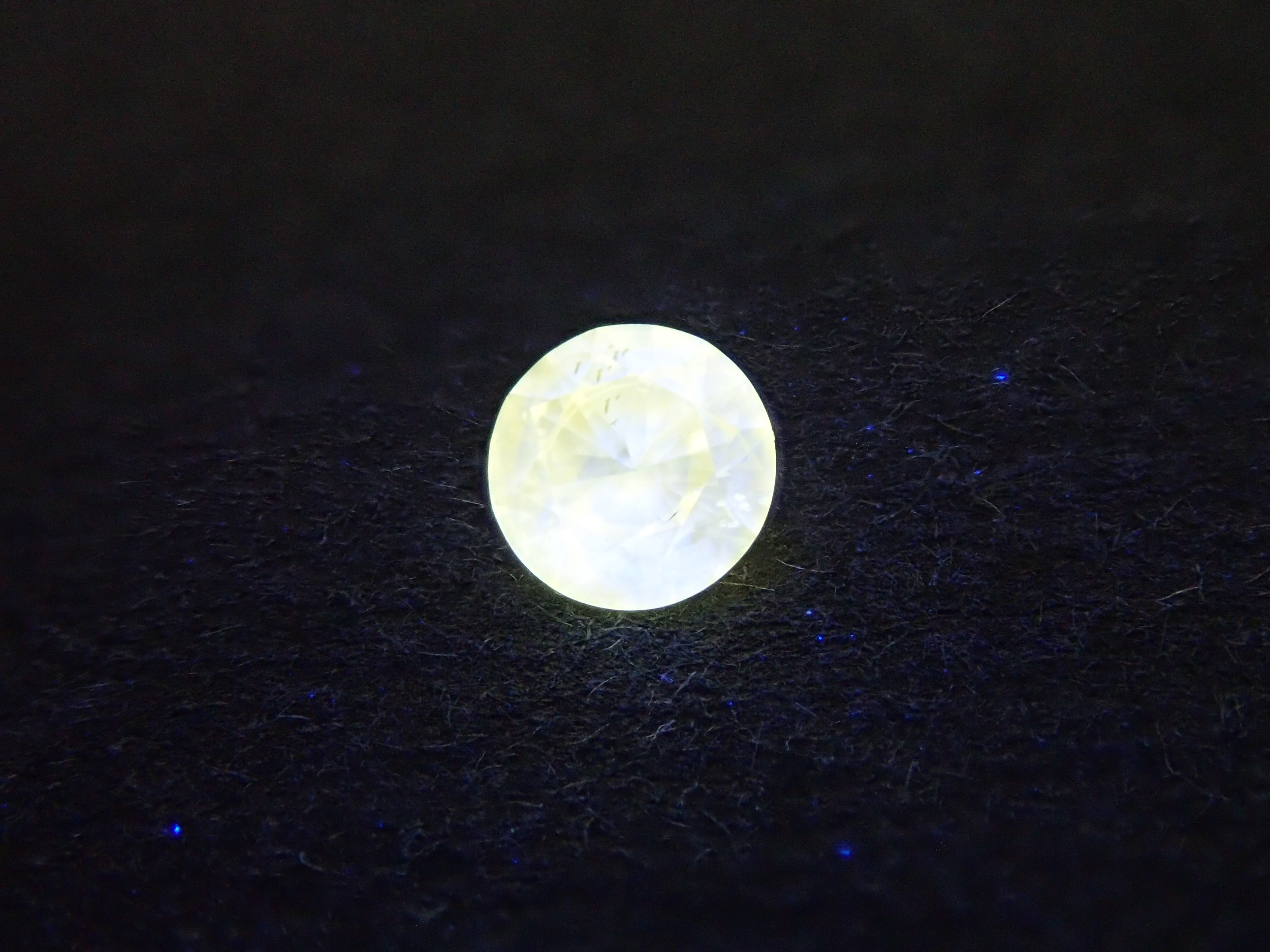 カメレオンダイヤモンド 0.126ctルース(FANCY LIGHT GRAY YELLOW GREEN, SI2)