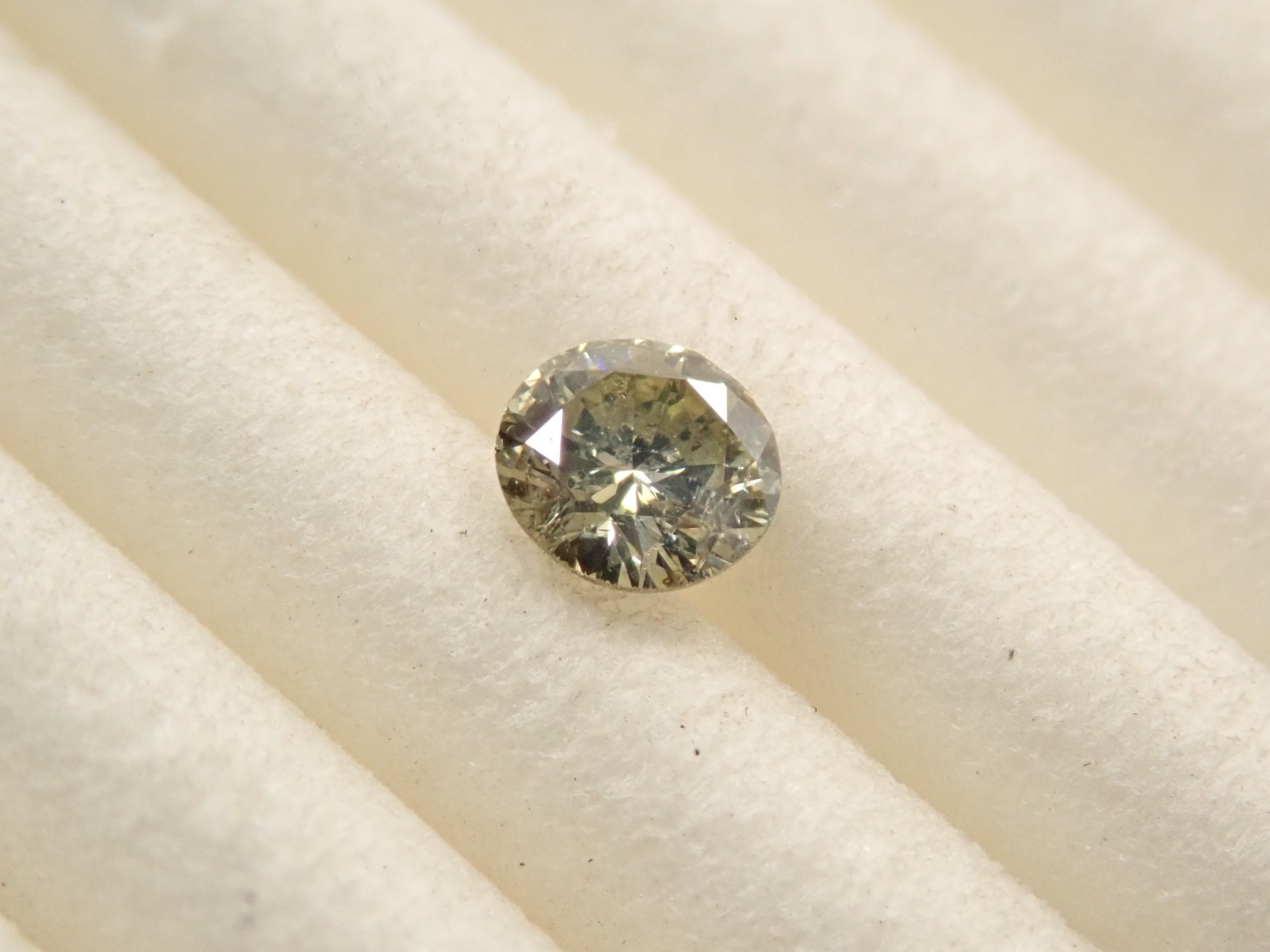 カメレオンダイヤモンド 0.143ctルース(FANCY LIGHT GRAY YELLOW GREEN, I1)