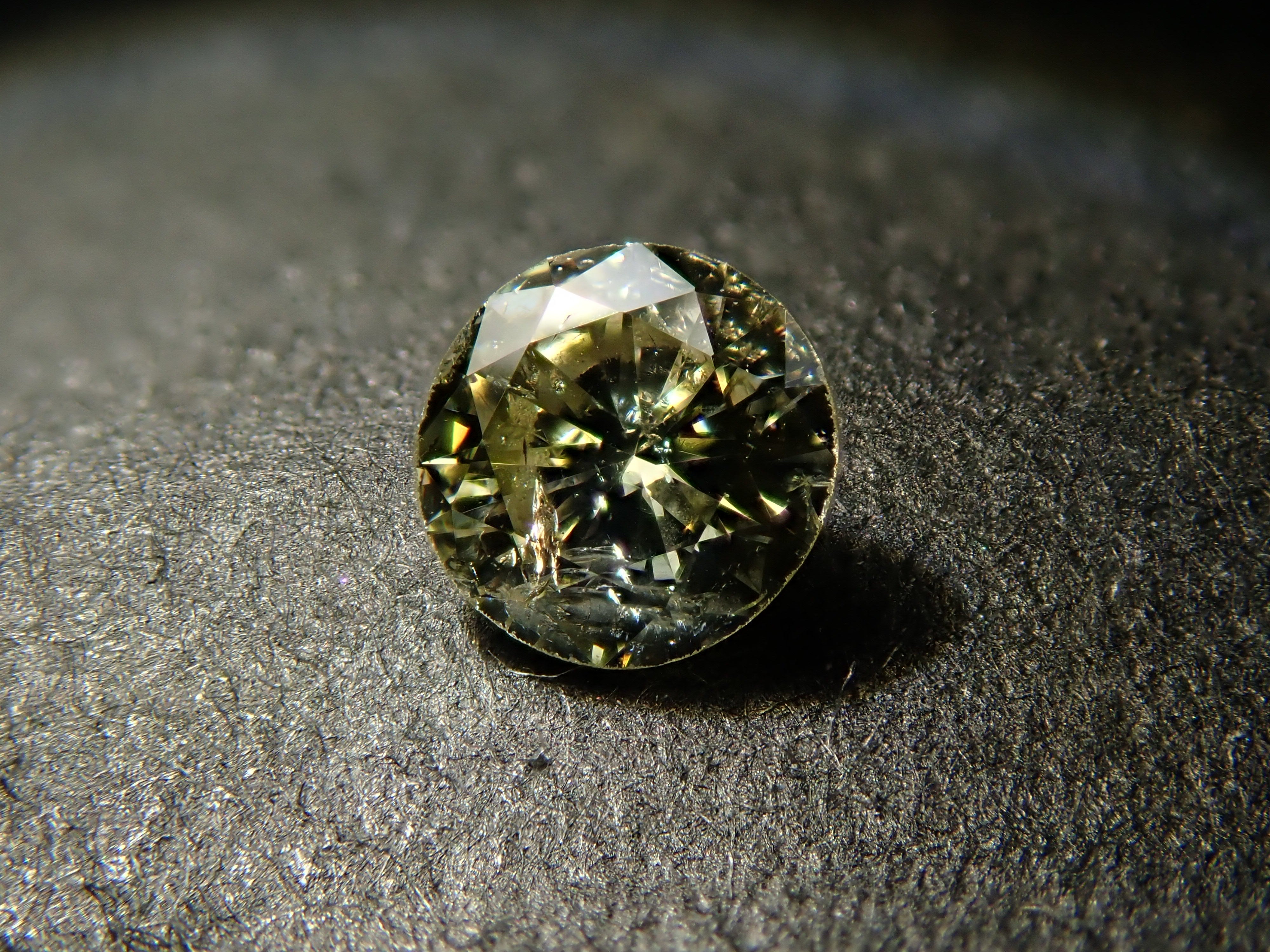 カメレオンダイヤモンド 0.143ctルース(FANCY LIGHT GRAY YELLOW GREEN, I1)
