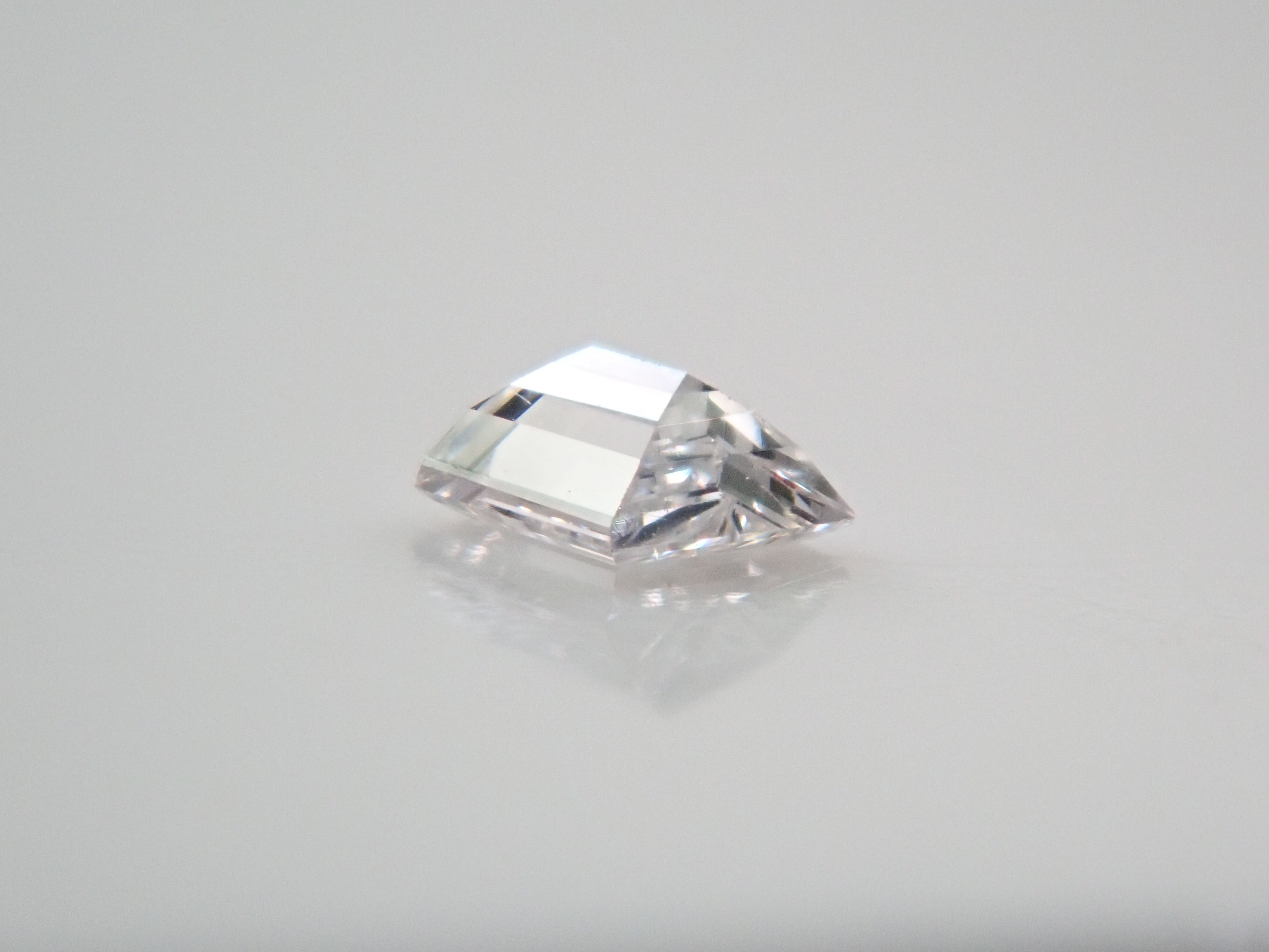 ダイヤモンド 0.042ctルース(トラペーズカット,VSクラス相当)