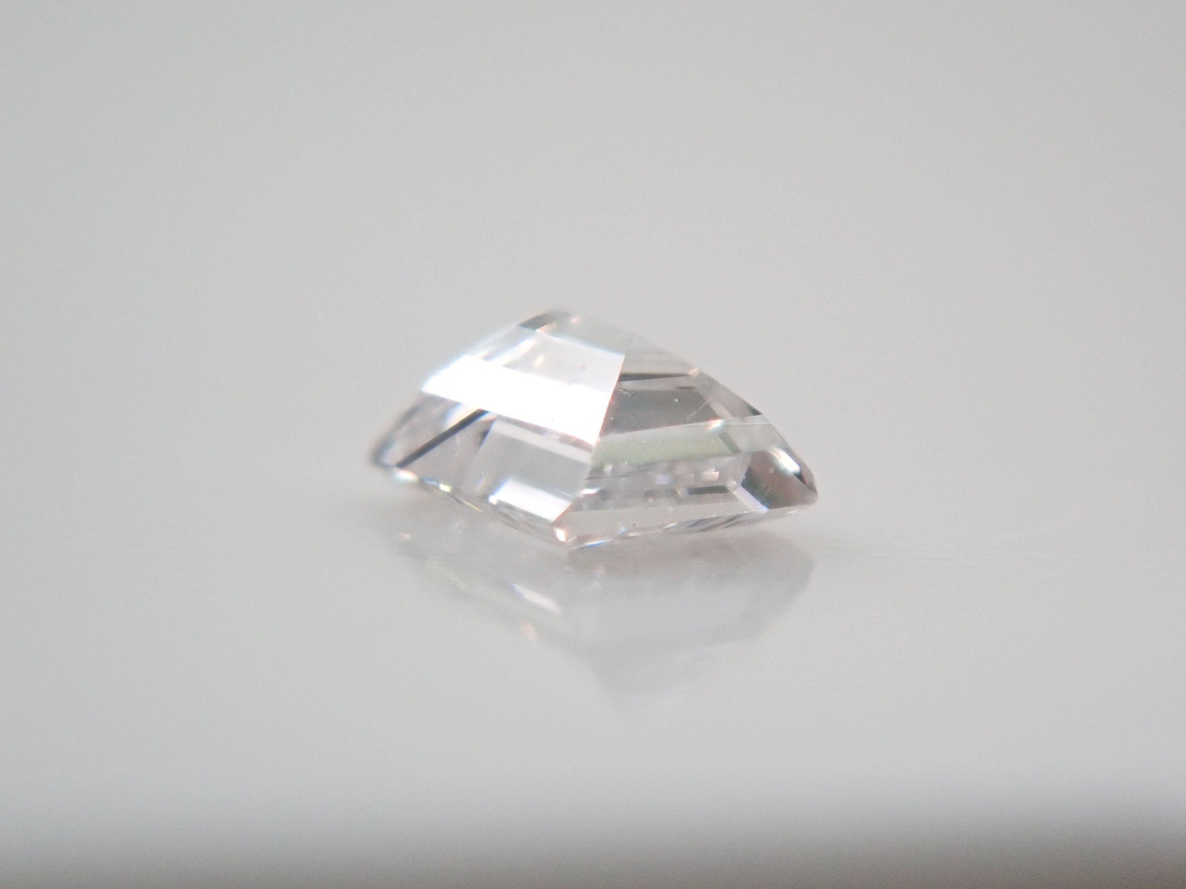 ダイヤモンド 0.042ctルース(トラペーズカット,VSクラス相当)