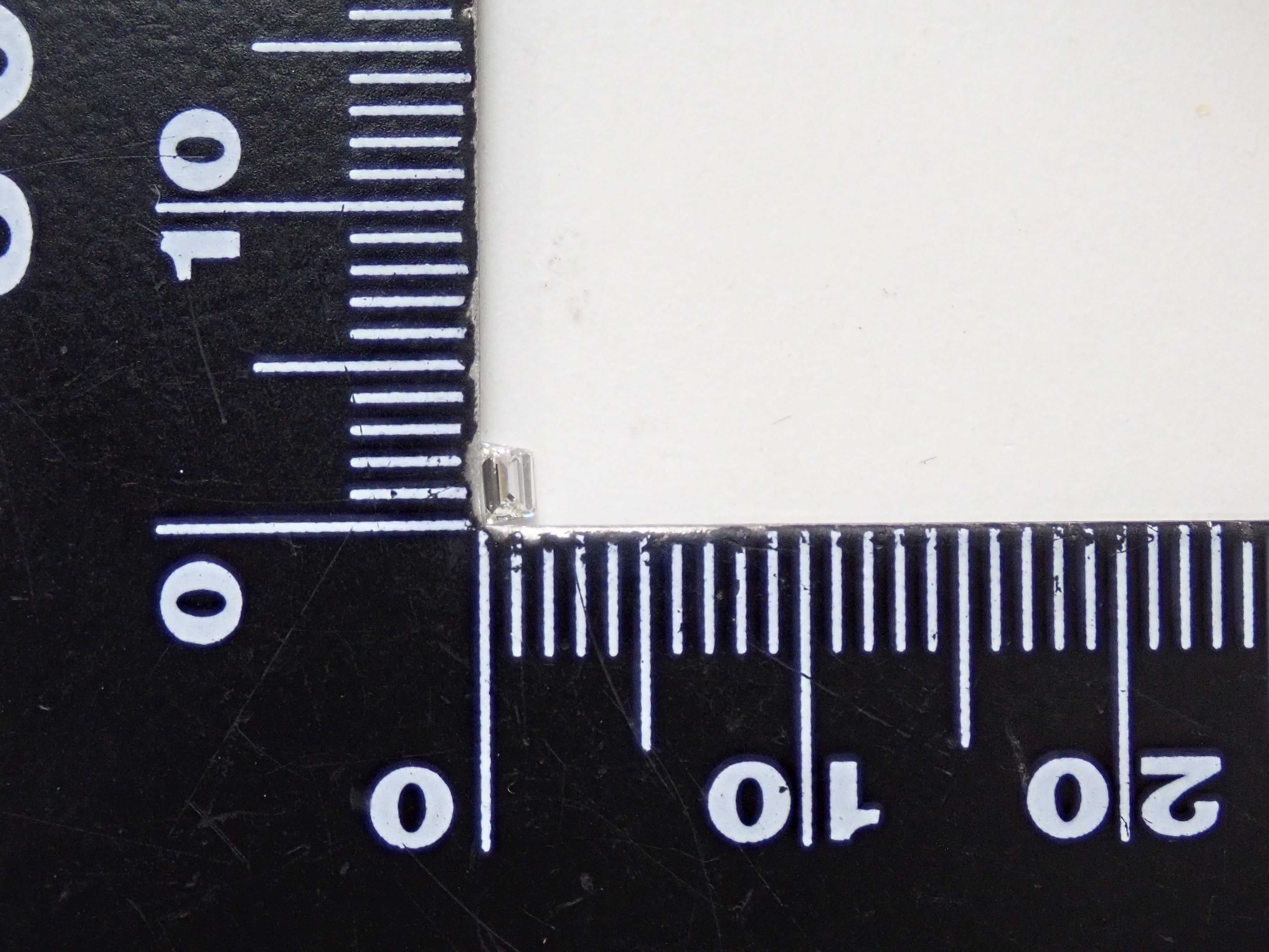 ダイヤモンド 0.052ctルース(トラペーズカット,VSクラス相当)