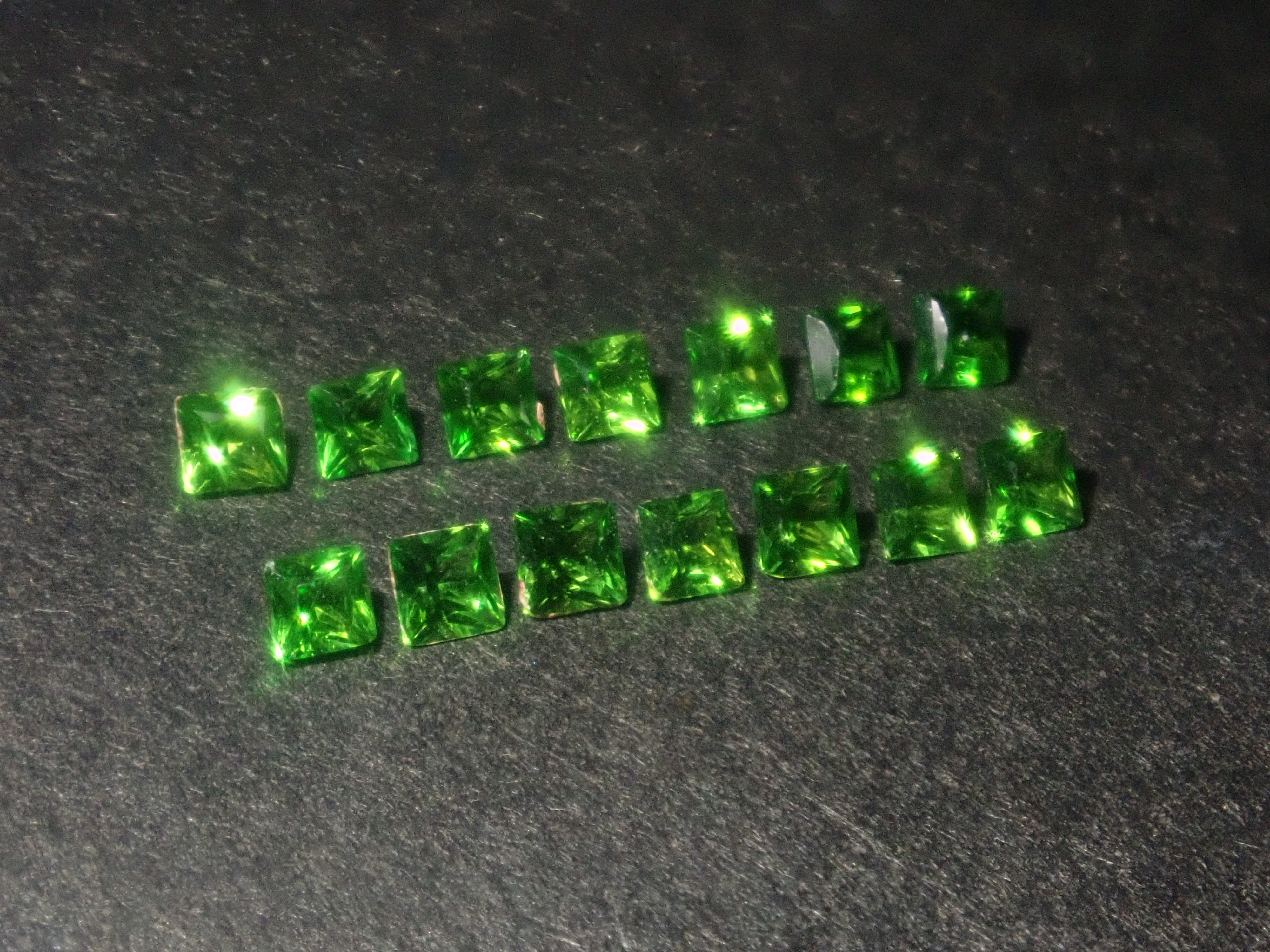 【8/11 22點開賣】《限量14顆》有機會抽中白榴石、辰砂、藍方石等稀有寶石扭蛋《多件購買優惠》