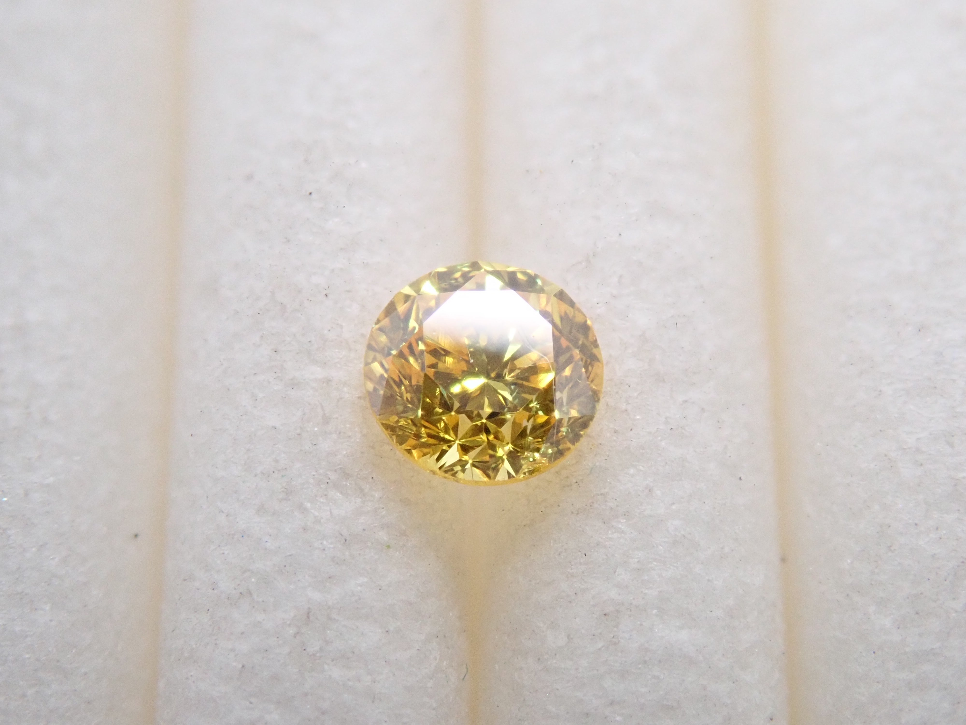 【32501968掲載】イエローダイヤモンド 0.144ctルース(FANCY VIVID YELLOW, SI-2)