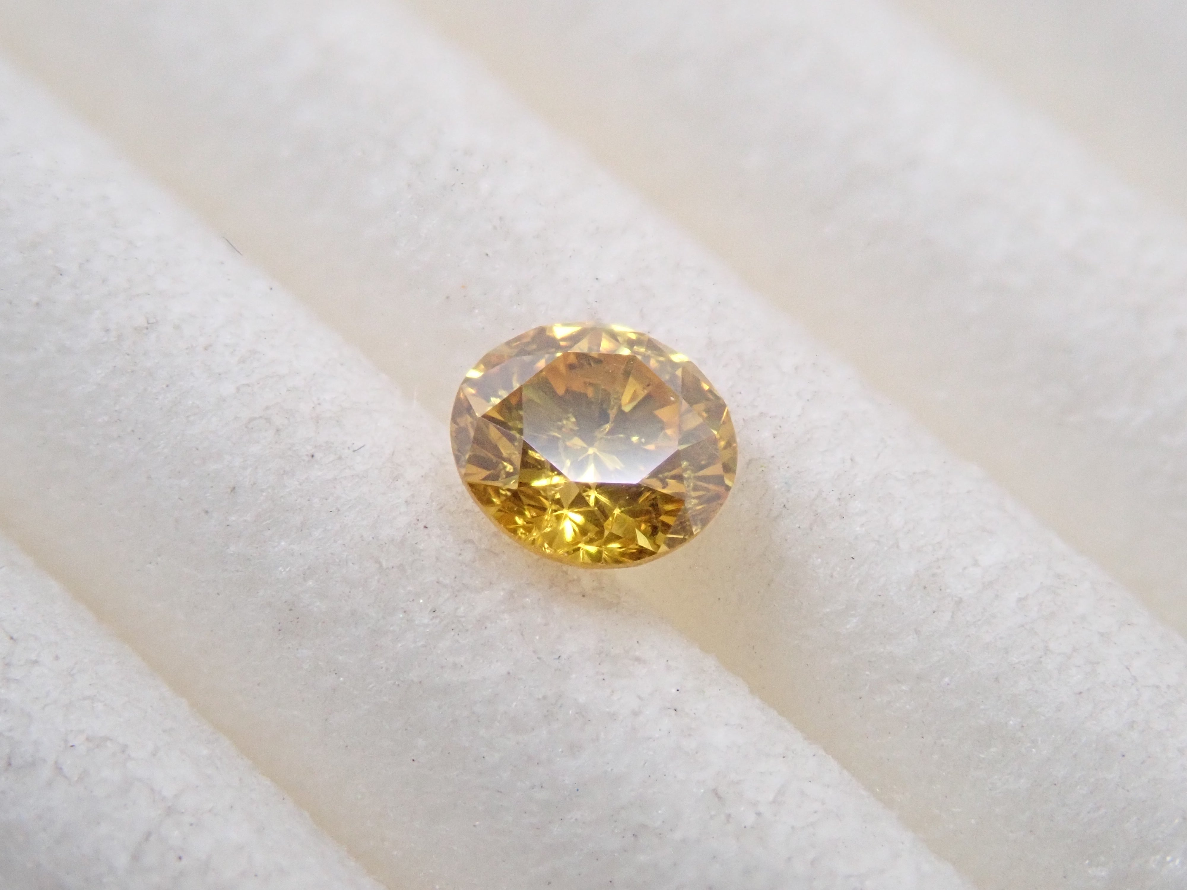 イエローダイヤモンド 0.144ctルース(FANCY VIVID YELLOW, SI-2)