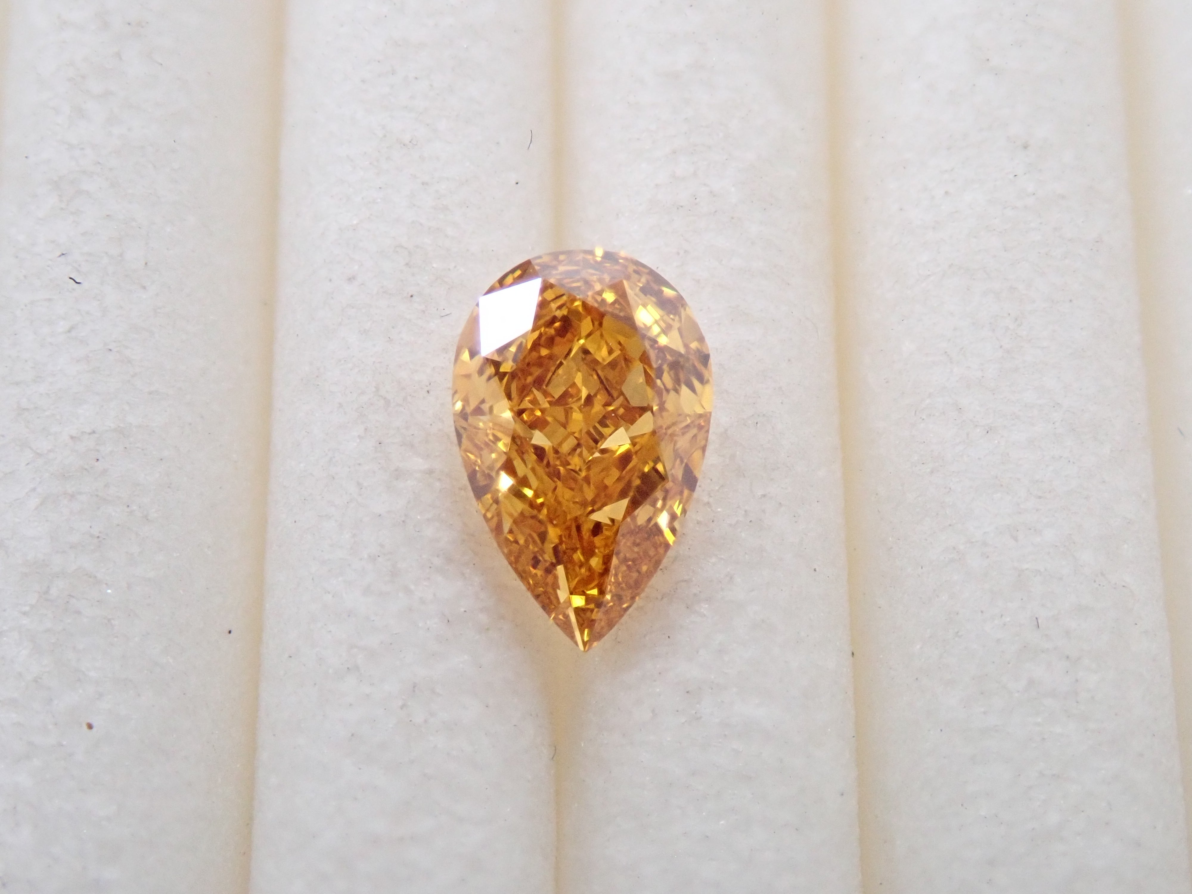オレンジダイヤモンド 0.348ctルース(FANCY VIVID YELLOW ORANGE, VS-1)