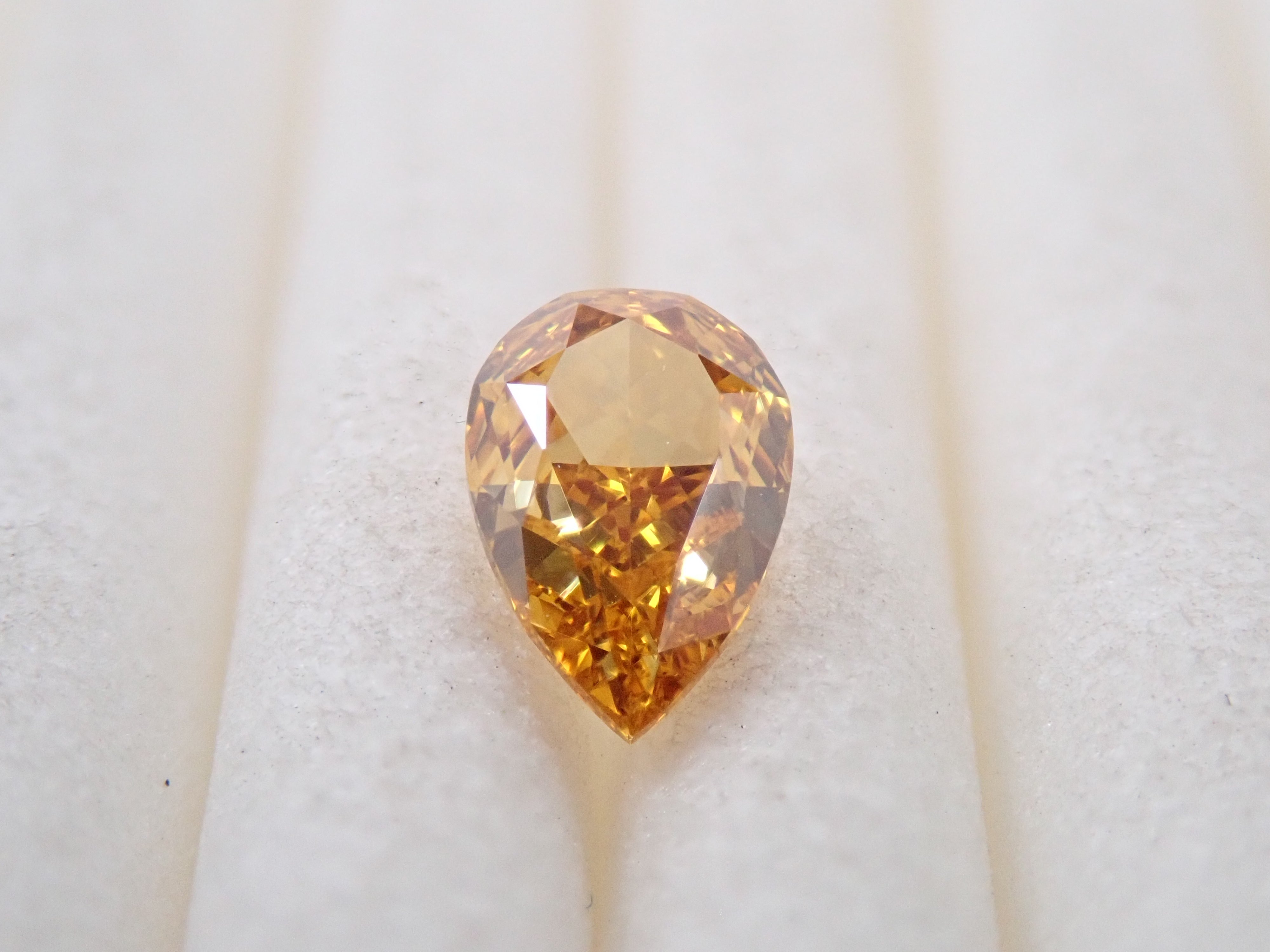 オレンジダイヤモンド 0.348ctルース(FANCY VIVID YELLOW ORANGE, VS-1)