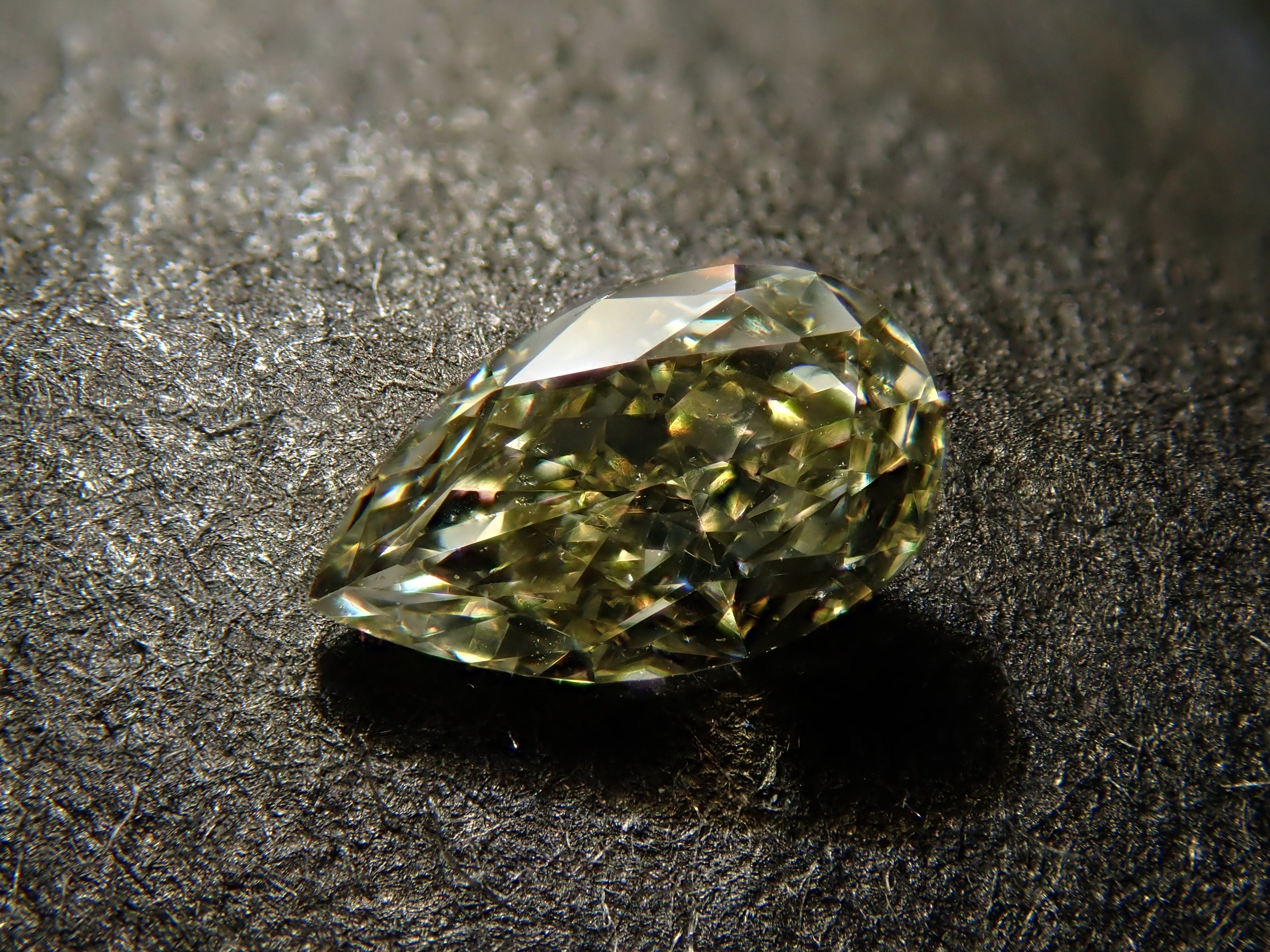 カメレオンダイヤモンド 0.212ctルース(LIGHT BROWNISH GREENISH YELLOW(カメレオン), SI-1)