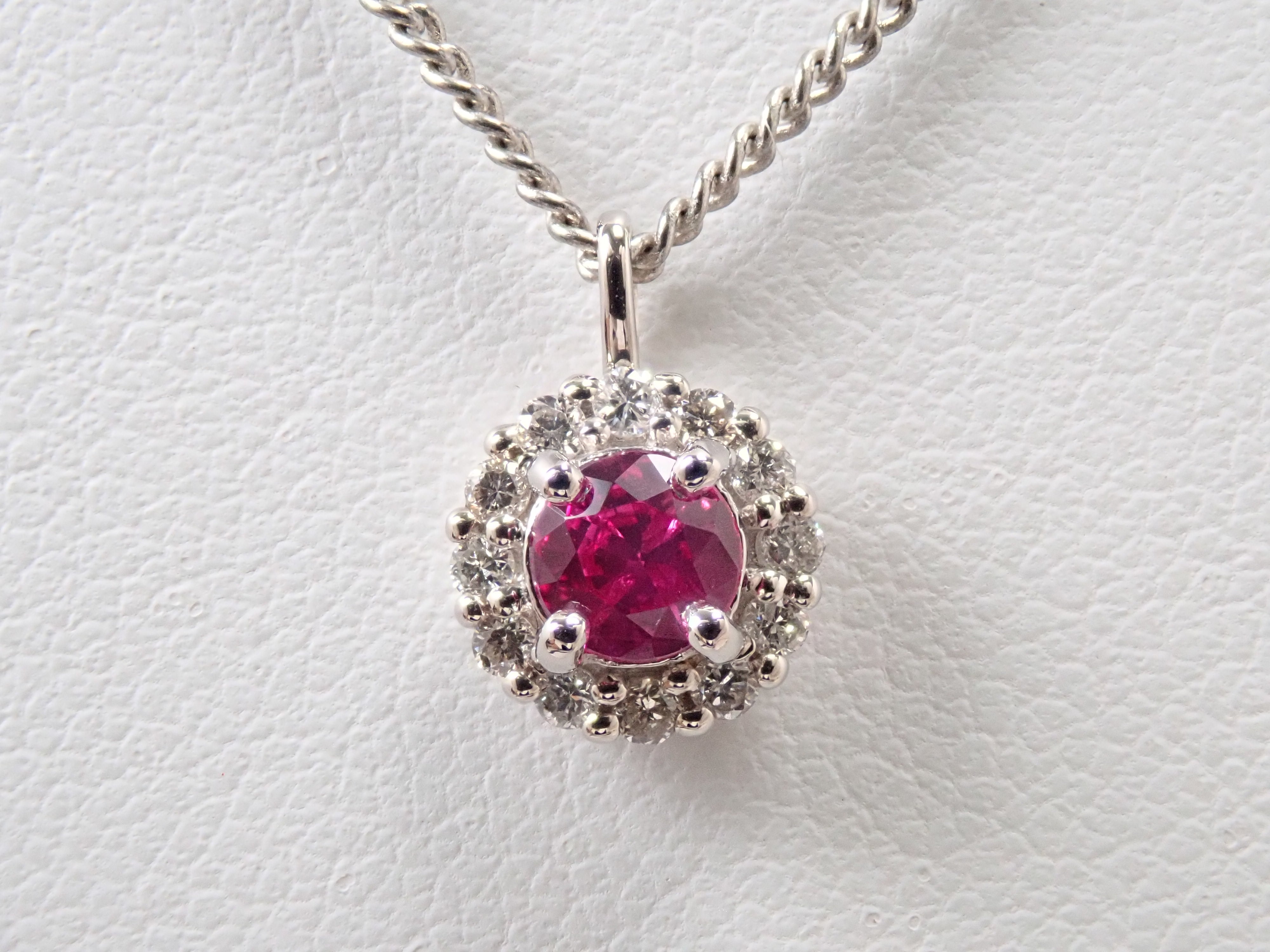 【抽選販売0812_05】Pt900 モザンビーク産ルビー 4mm/0.3ct ・ダイヤモンド0.16ctペンダントトップ(ネックレストップ)鑑別書