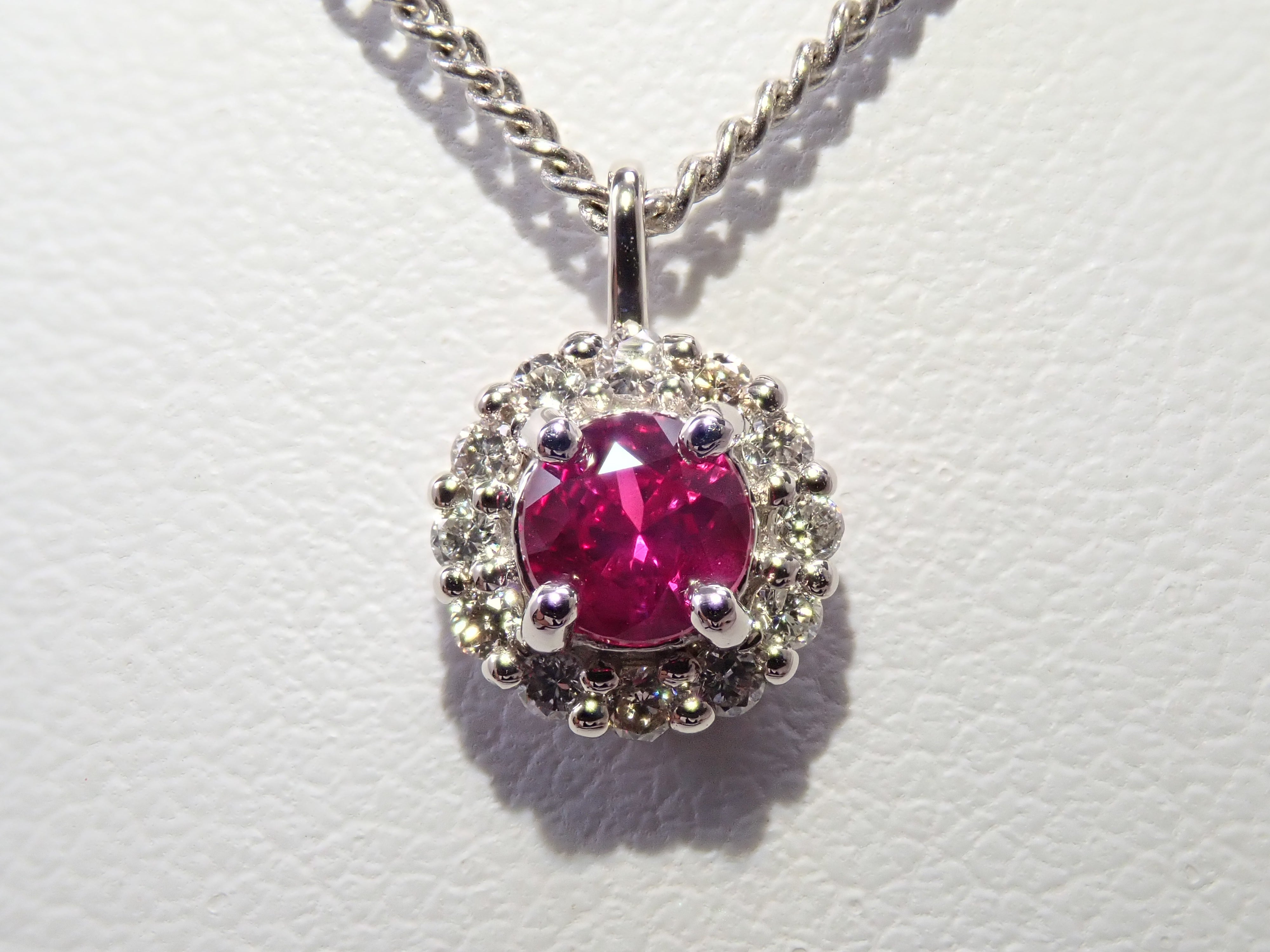 【抽選販売0812_05】Pt900 モザンビーク産ルビー 4mm/0.3ct ・ダイヤモンド0.16ctペンダントトップ(ネックレストップ)鑑別書